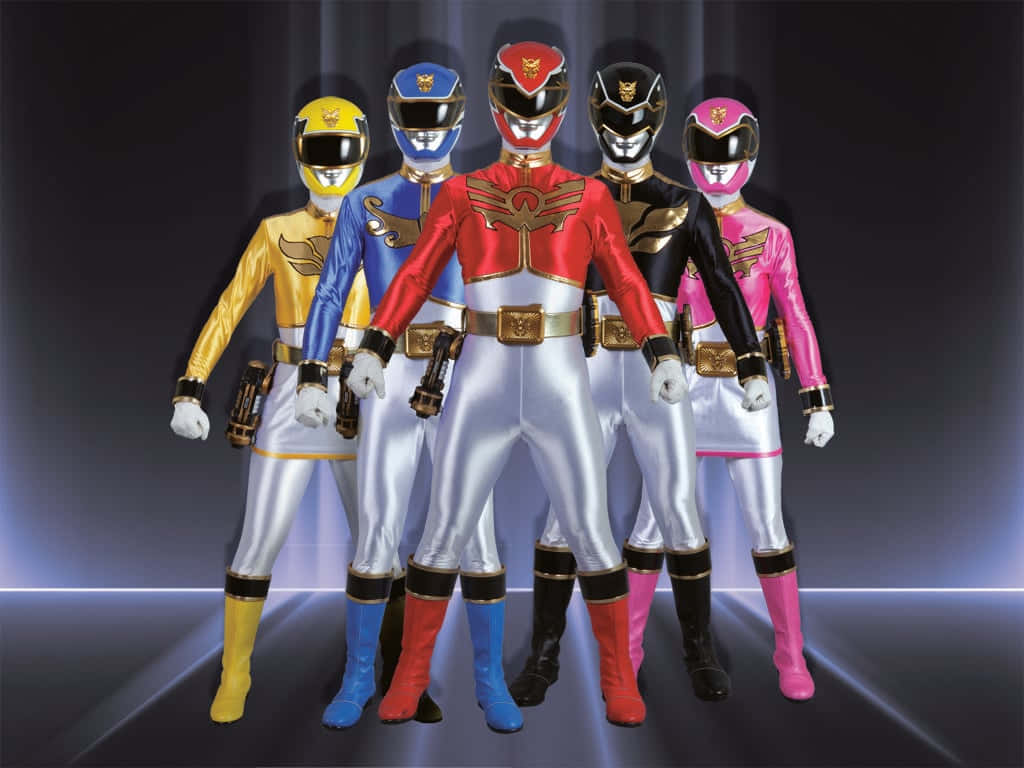 Power Rangers 桌布 壁紙 — 五位金剛戰士穿著全金屬裝甲，在黑暗的攝影棚中英勇站立，藍色地板燈光閃爍。