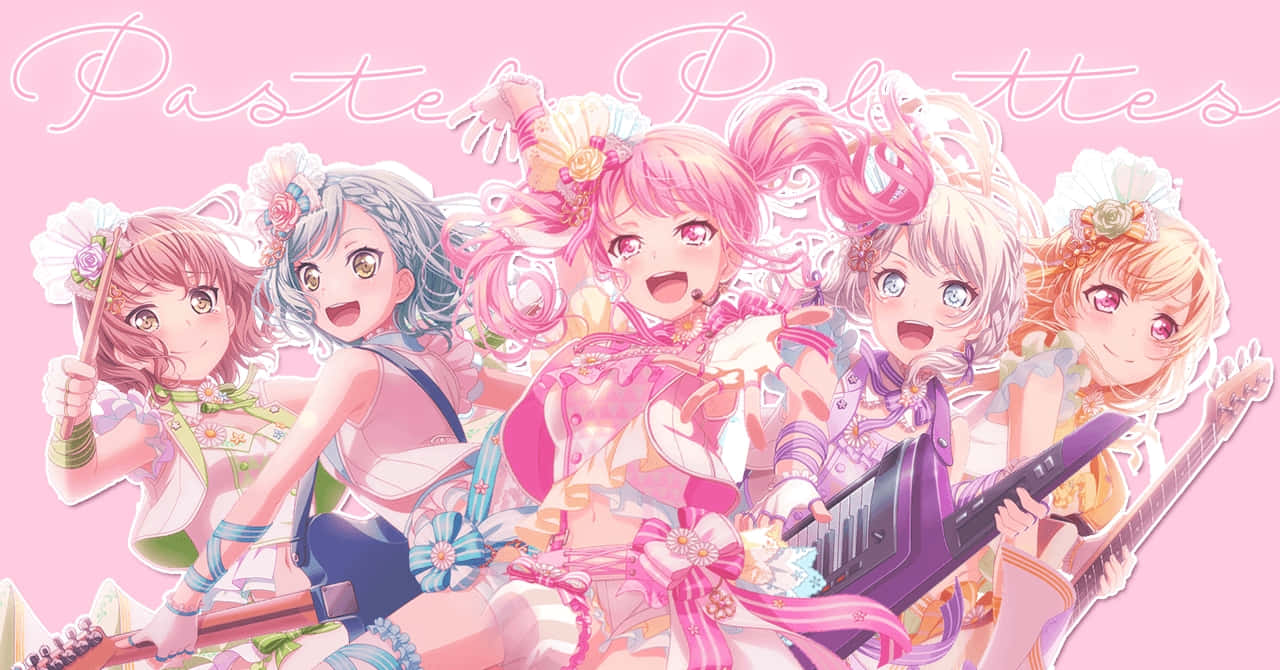 Kawaii Pink Aesthetic Desktop 桌布 壁紙 — 五位開心的動畫女孩，擁有色彩繽紛的頭髮和花卉飾品，在柔和的粉紅色背景前彈結他。