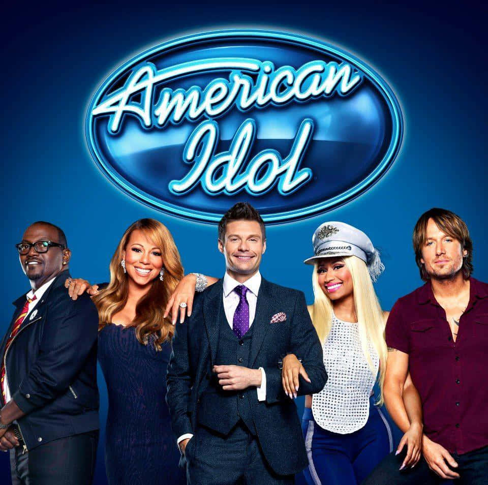 american idol 桌布 壁紙 — 五位魅力非凡的美國偶像評判在節目發光的藍色標誌下，以深藍色背景自信地擺姿勢。