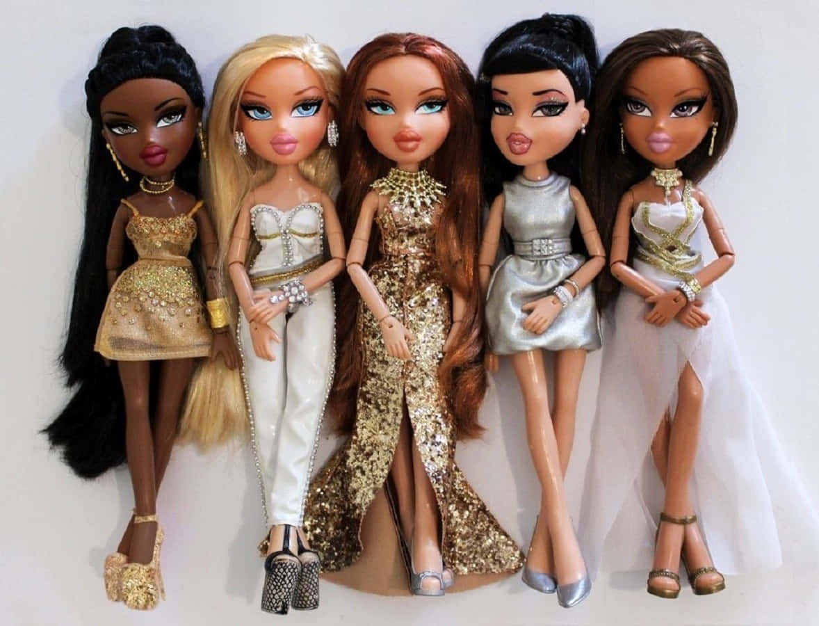 貝茲娃娃 桌布 壁紙 — 五個 Bratz 公仔穿著華麗的金色和銀色服裝，在純白色背景前自信地擺姿勢。