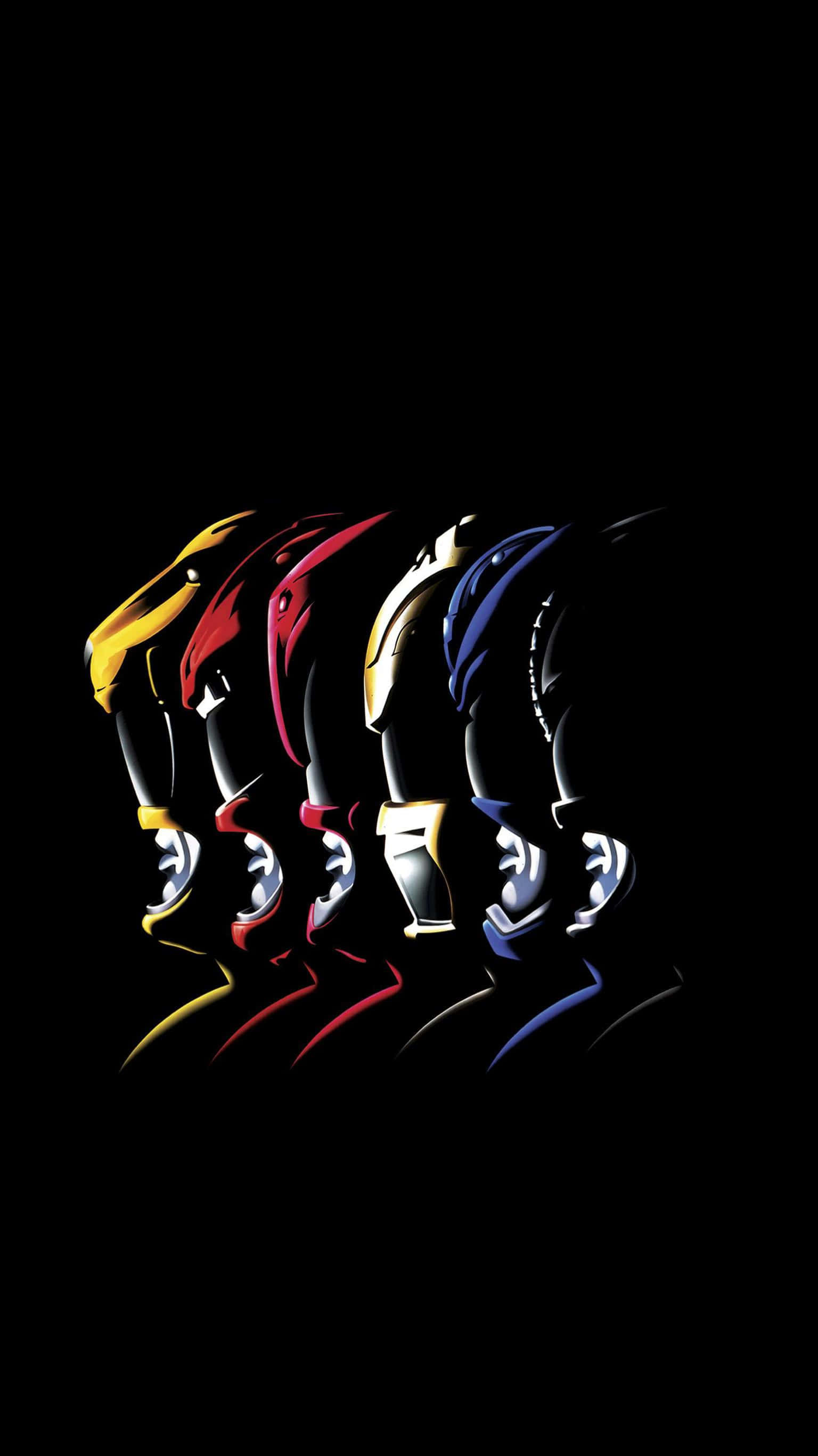 Power Rangers 桌布 壁紙 — 五個Power Rangers頭盔，分別為黃色、紅色、銀色、藍色和黑色，在黑暗背景中發光。