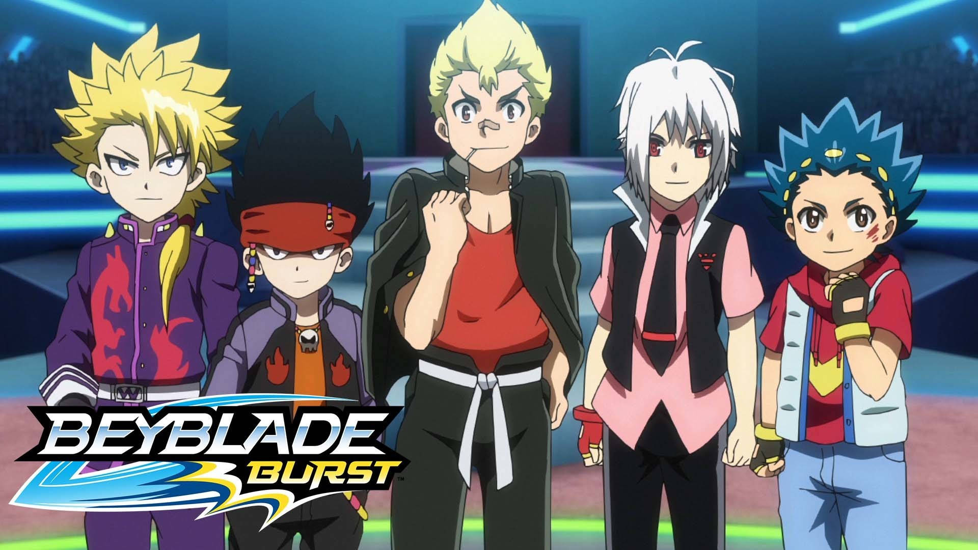 Beyblade 桌布 壁紙 — 五個來自《爆旋陀螺Burst》的動畫角色自信地站在發光的競技場舞台上，在明亮的藍色燈光下。