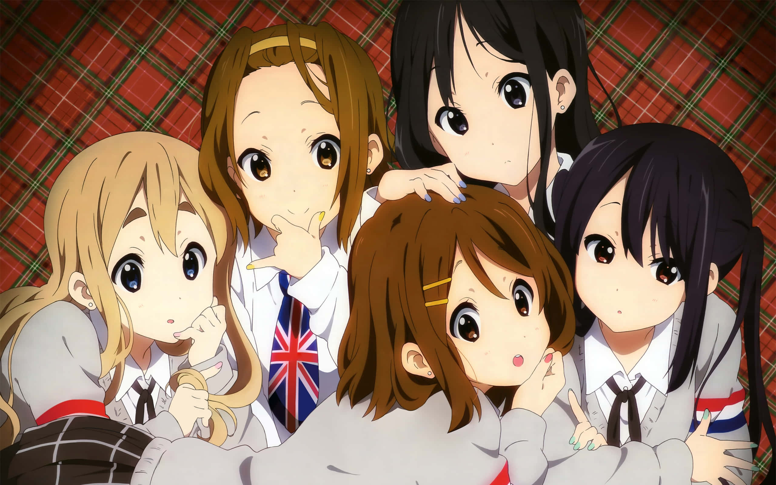 K-on 桌布 壁紙 — 五個動漫女學生穿著校服，在紅色格子背景前緊密地擺出好奇的表情。