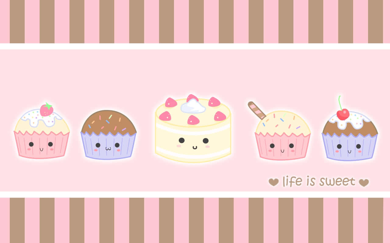 Cute Cupcake 桌布 壁紙 — 五個可愛的卡通杯子蛋糕和一個蛋糕，在粉紅色和棕色條紋背景上帶著笑臉。