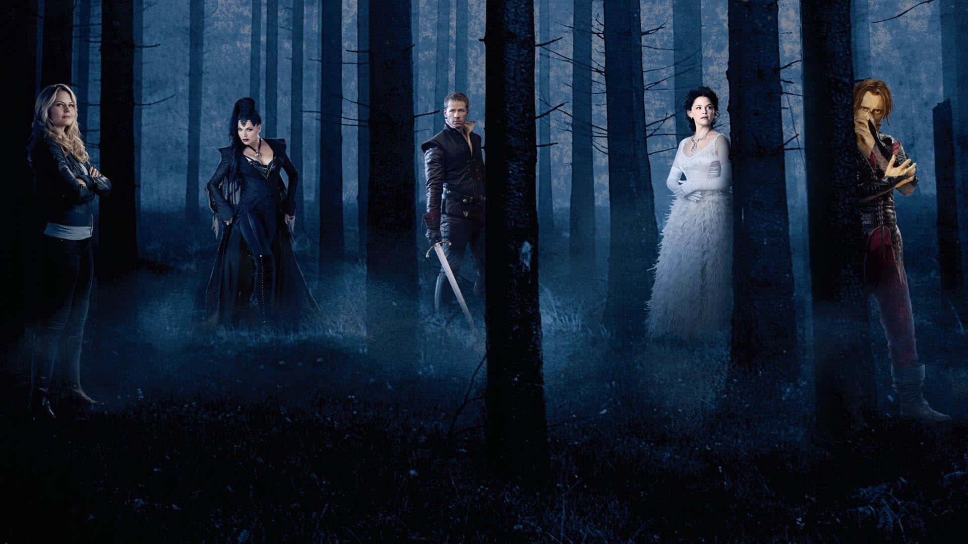 《Once Upon A Time》 壁紙 — 五個奇幻角色在陰森藍光下莊嚴地站在迷霧籠罩的黑暗森林中。