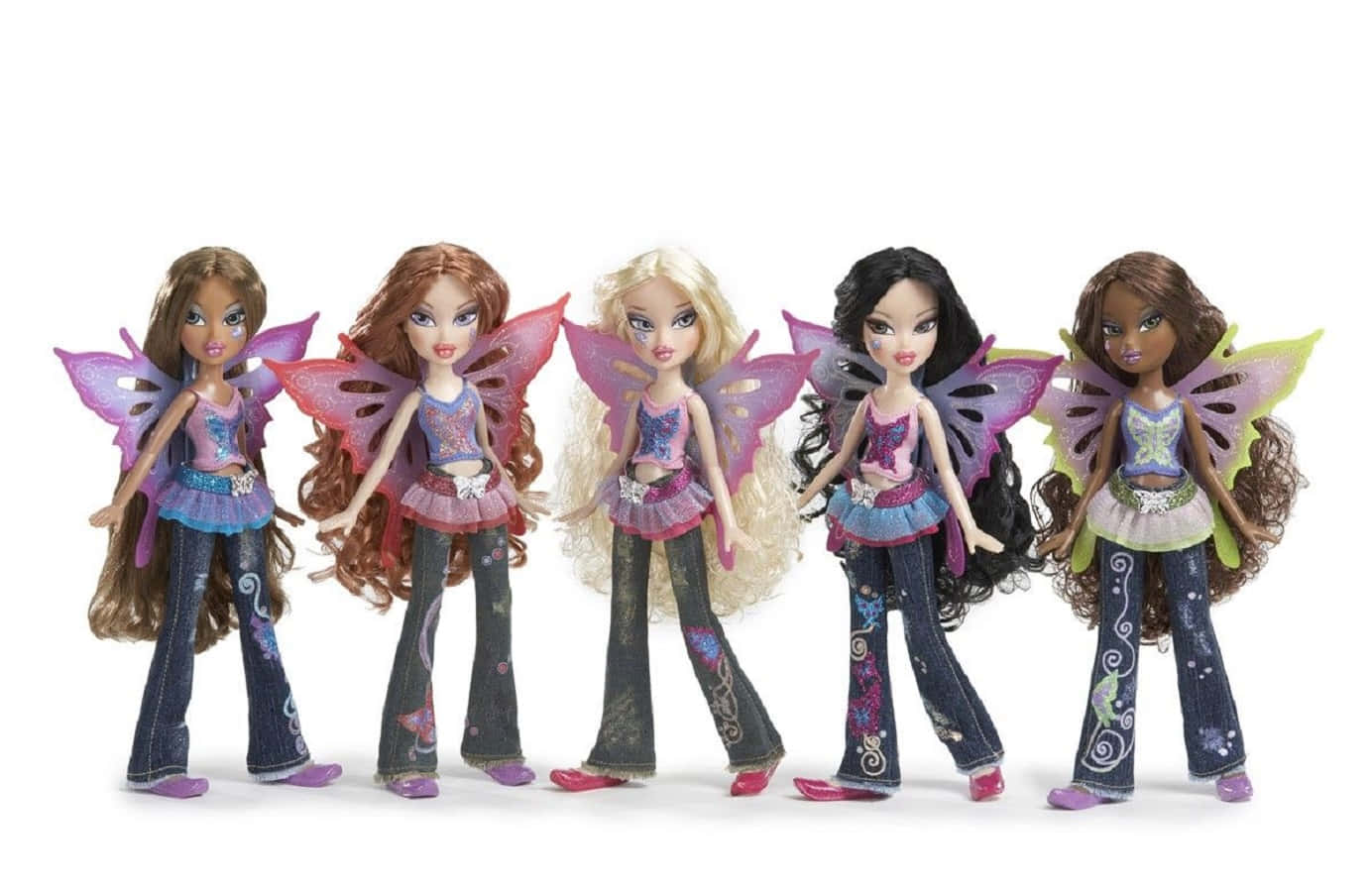 貝茲娃娃 桌布 壁紙 — 五個帶有彩色翅膀和牛仔服飾的 Bratz 娃娃仙子，在純白色背景前站成一排。
