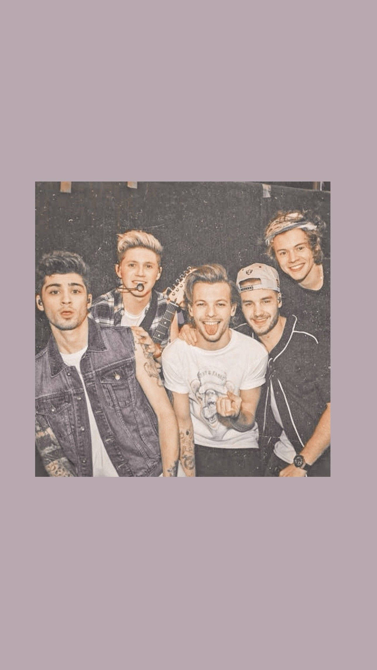One Direction Aesthetic 桌布 壁紙 — 五個年輕男子穿著休閒服裝，在深色紋理牆前帶著紋身和笑容頑皮地擺姿勢。