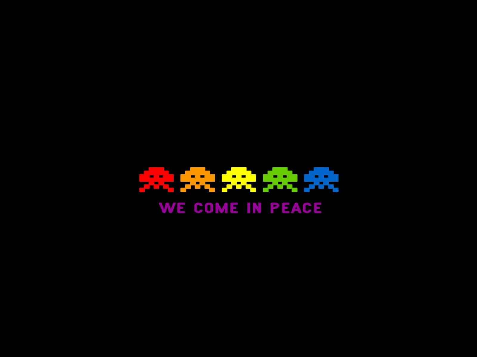 arcade 桌布 壁紙 — 五個彩虹色像素外星人懸浮在黑色虛空中發光的紫色文字「we come in peace」上方。