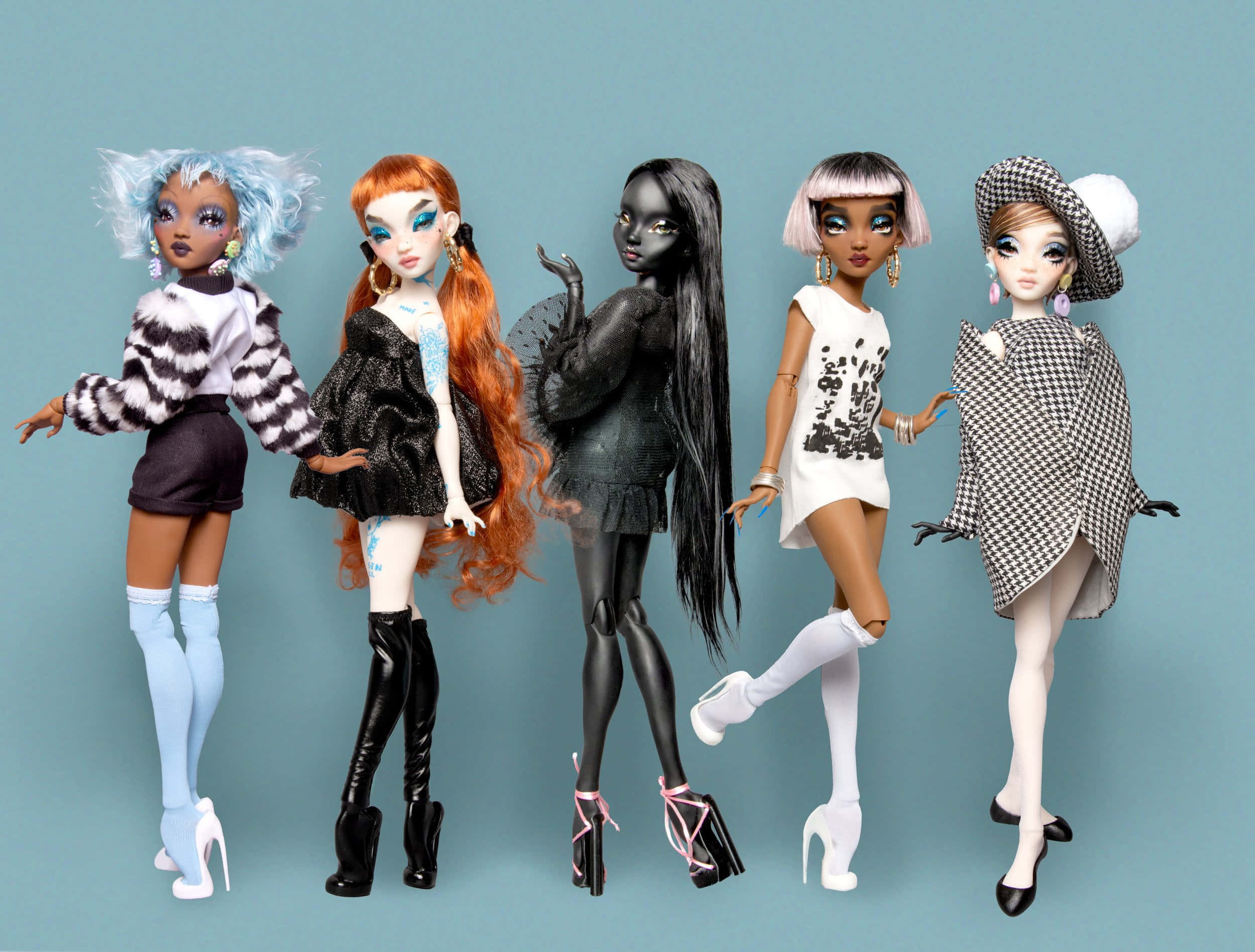 Dolls 桌布 壁紙 — 五個時尚的Monster High公仔自信地擺姿勢，背景為純青色，穿著大膽的時尚服裝。