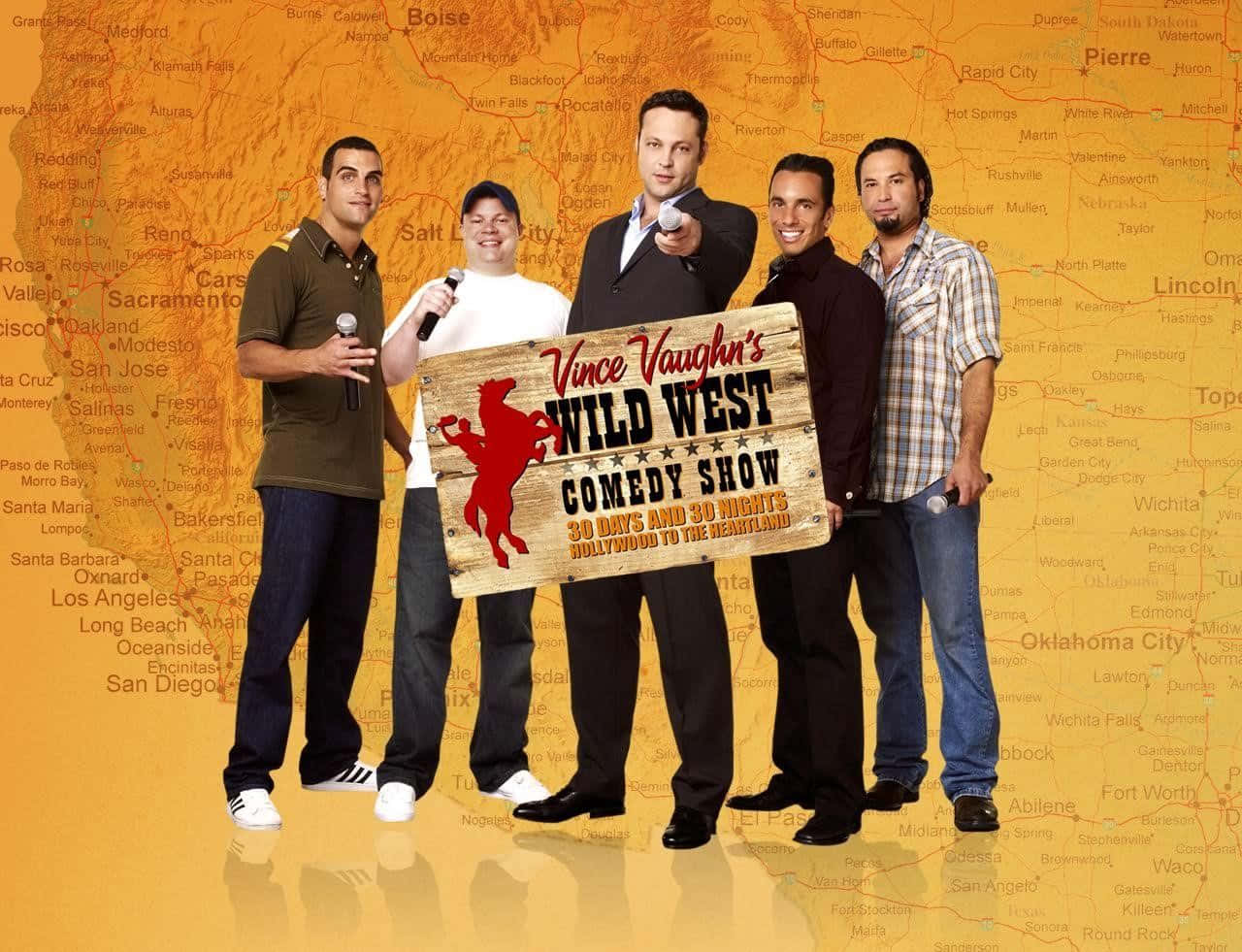 Vince Vaughn 桌布 壁紙 — 五個穿著休閒和西裝的男人站在美國西部地圖前，舉著一個木製標牌，上面寫著 Vince Vaughn 的 Wild West Comedy Show。