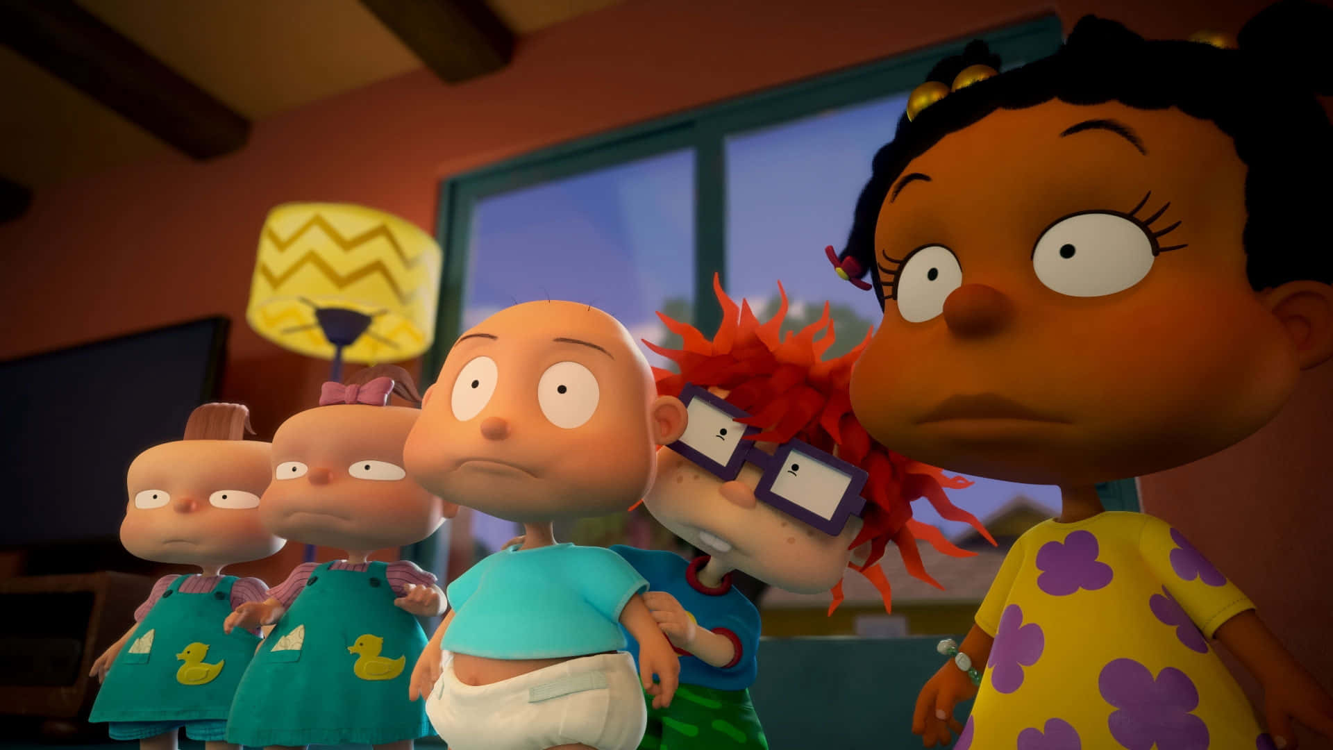 rugrats 桌布 壁紙 — 五個穿著尿布的動畫幼兒站在一個溫暖照明的房間裡，房間裡有一盞黃色鋸齒燈和一扇顯示黃昏的窗戶。
