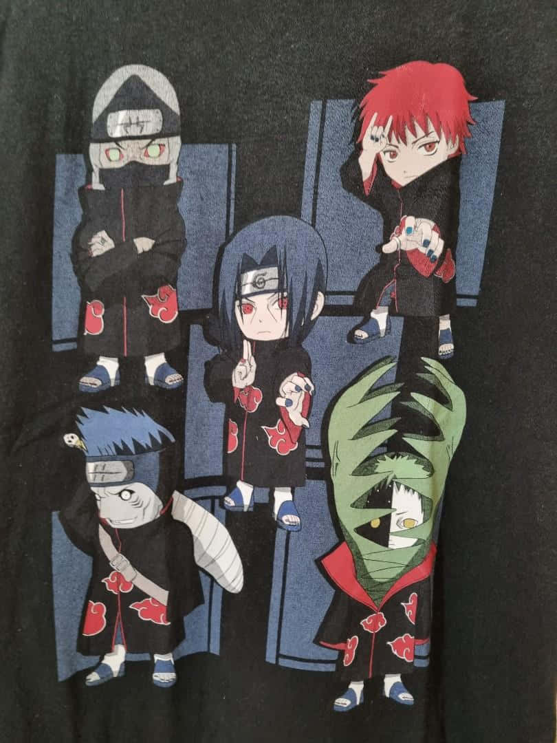 Akatsuki Chibi 桌布 壁紙 — 五個穿著曉組織斗篷的Q版動漫角色，在黑色T恤上以深藍色背景襯托。