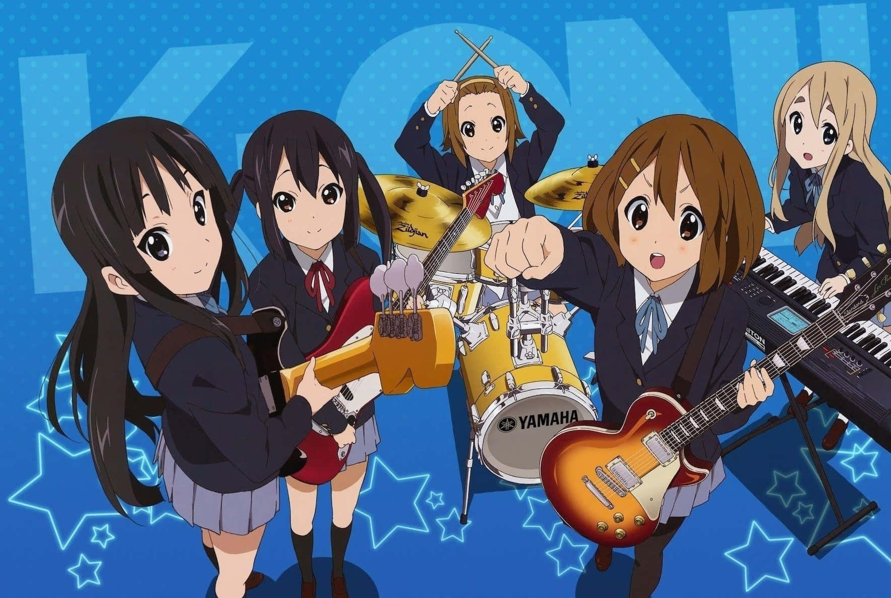 K-on 桌布 壁紙 — 五個穿著校服的動漫女孩在藍色星空背景下彈結他、打鼓和彈鍵盤。
