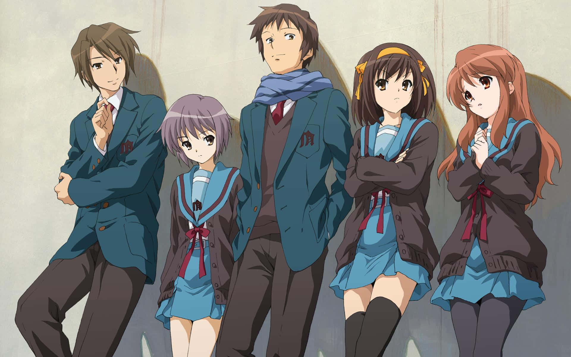The Melancholy Of Haruhi Suzumiya 桌布 壁紙 — 五個穿著校服的動漫學生站在素牆前，光線柔和，陰影細緻。