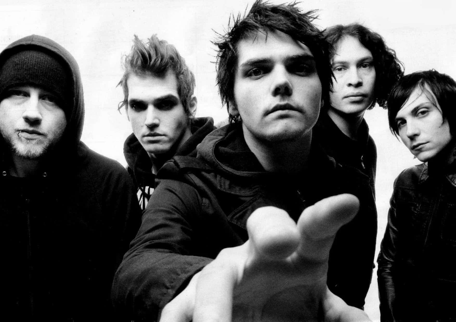 my chemical romance 桌布 壁紙 — 五個穿著深色連帽衫和夾克的年輕男子在黑白照片中凝視鏡頭，其中一人向前伸出手。