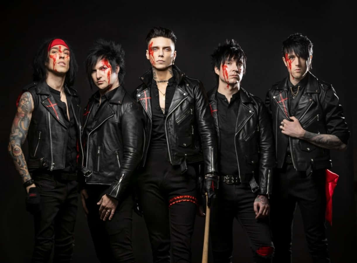 Black Veil Brides 桌布 壁紙 — 五個穿著黑色皮褸、臉上畫有紅色十字圖案和血痕的男人，在深色背景前擺姿勢。