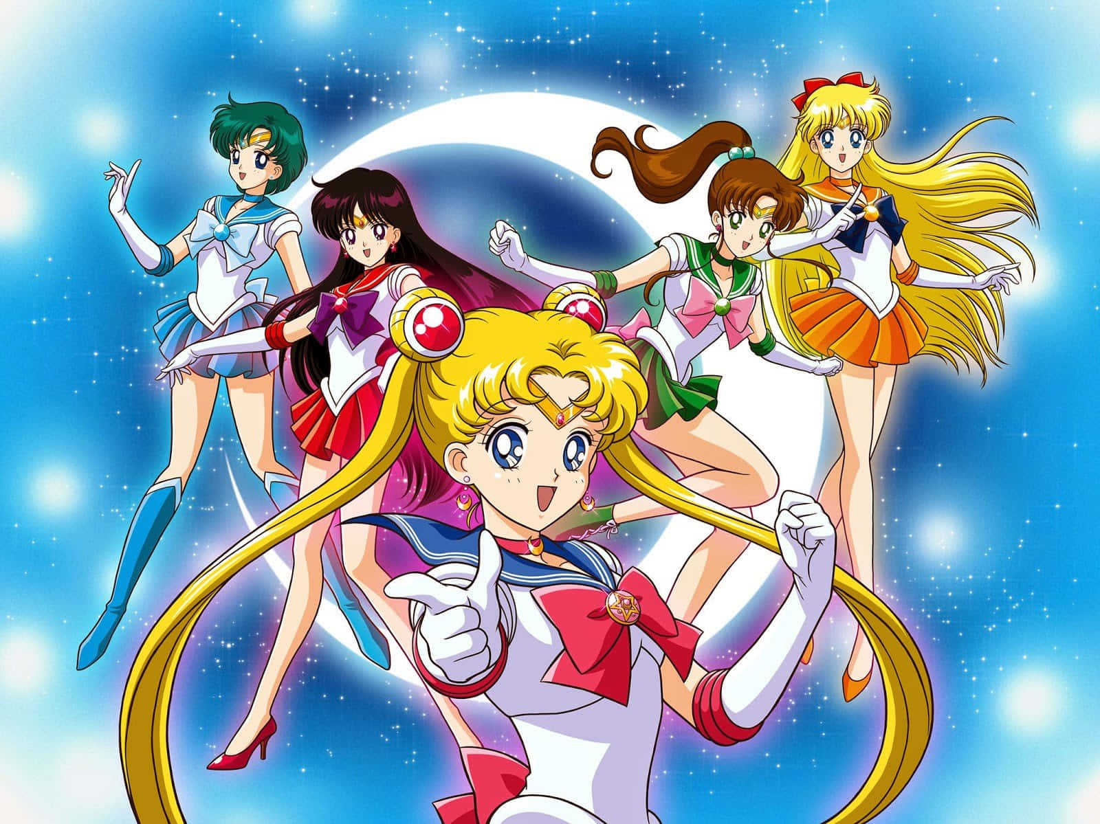 Sailor Venus 桌布 壁紙 — 五個美少女戰士角色穿著色彩繽紛的制服，在閃爍的藍色星空月亮背景下動態擺姿勢。