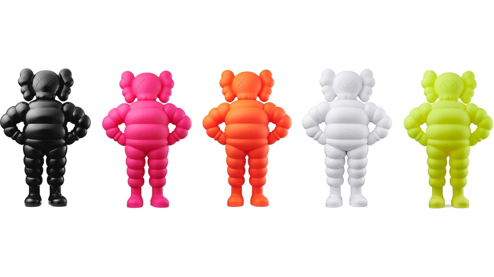 Kaws Chum 桌布 壁紙 — 五個色彩繽紛的KAWS Companion公仔排成一排，背景為純白色，每個公仔都有獨特的色調和蓬鬆的分段設計。