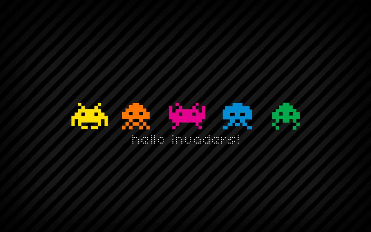 Welcome Gaming 桌布 壁紙 — 五個色彩繽紛的像素化外星入侵者漂浮在深色斜紋背景上，帶有 'hello invaders!' 文字。