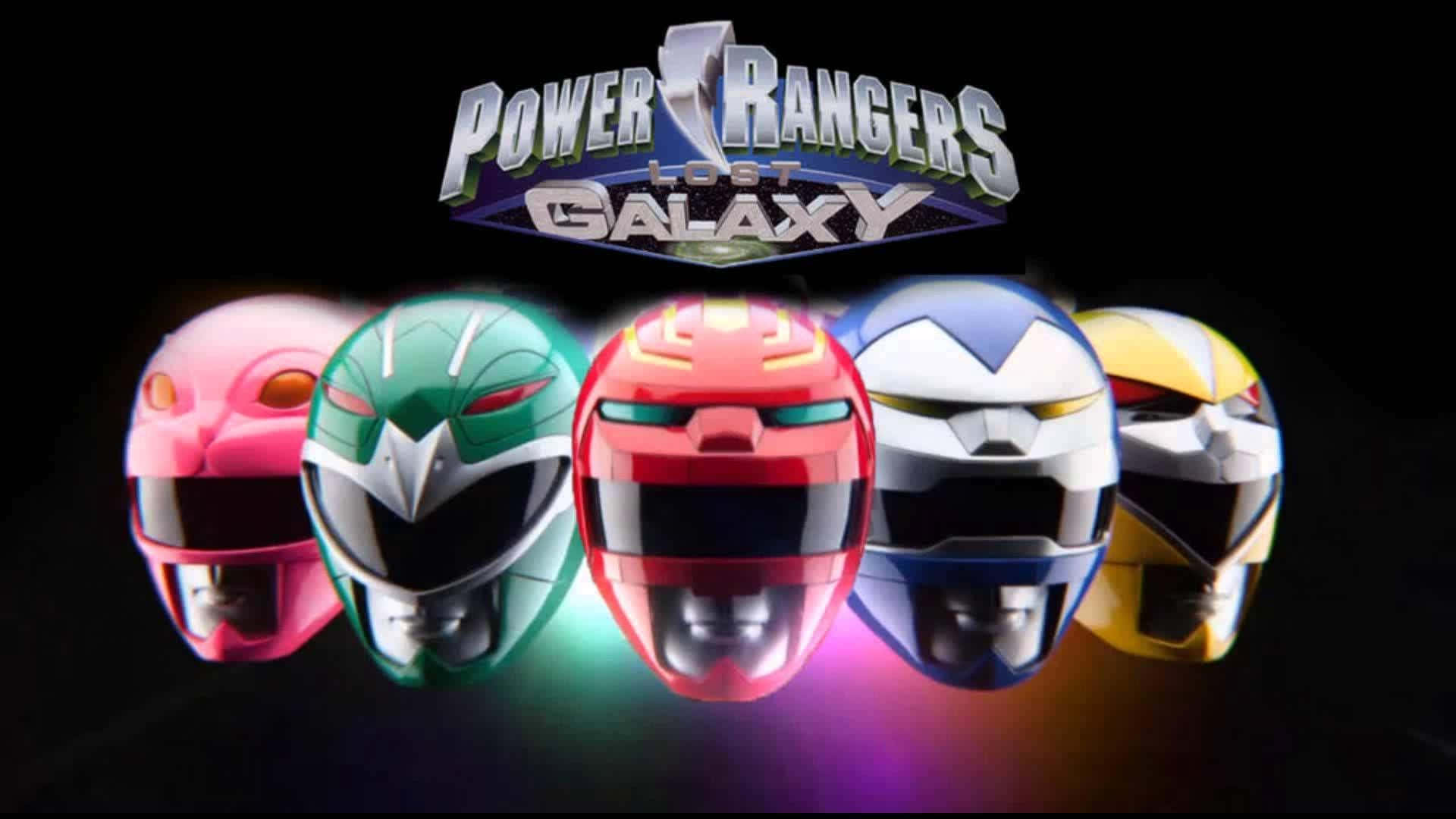 Power Rangers 桌布 壁紙 — 五個色彩鮮豔的Power Rangers頭盔在黑暗背景上，於「Lost Galaxy」標誌下發光。