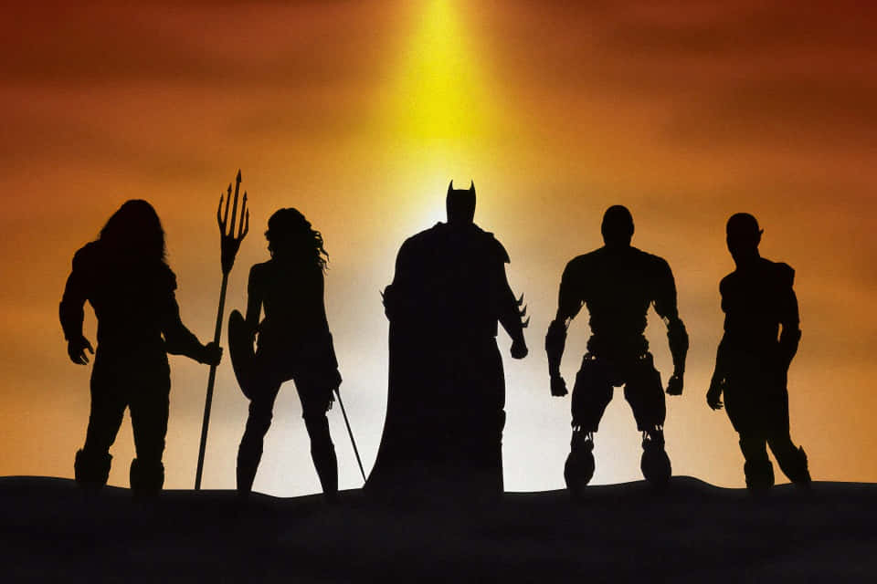 Justice League Unlimited 桌布 壁紙 — 五個超級英雄剪影在燦爛金色光芒的日落天空下團結並立。