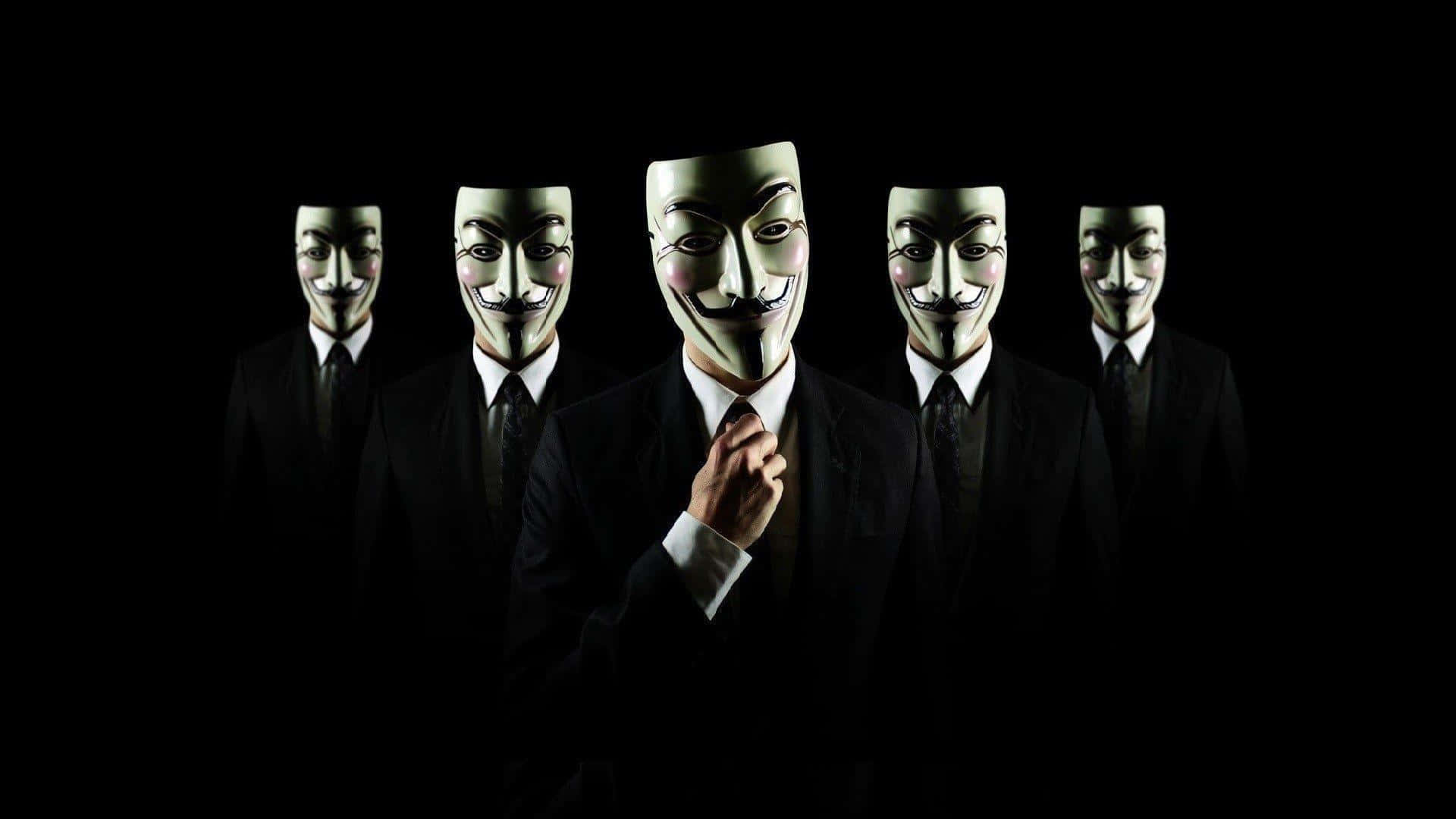 Anonymous 桌布 壁紙 — 五個身穿黑色西裝、戴著蓋伊·福克斯面具的人物排成一列，背景為黑色，中間的人物正在調整領帶。