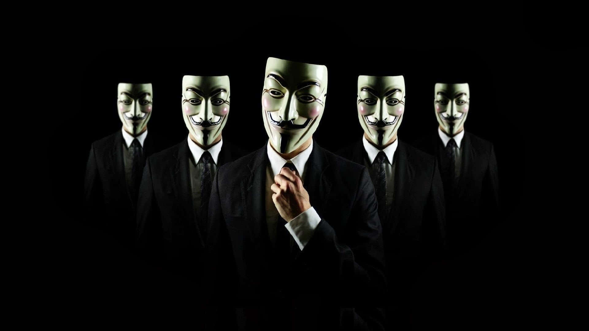 Anonymous 桌布 壁紙 — 五個身穿黑色西裝的人物在純黑色背景前戴著標誌性的綠色蓋伊·福克斯面具。