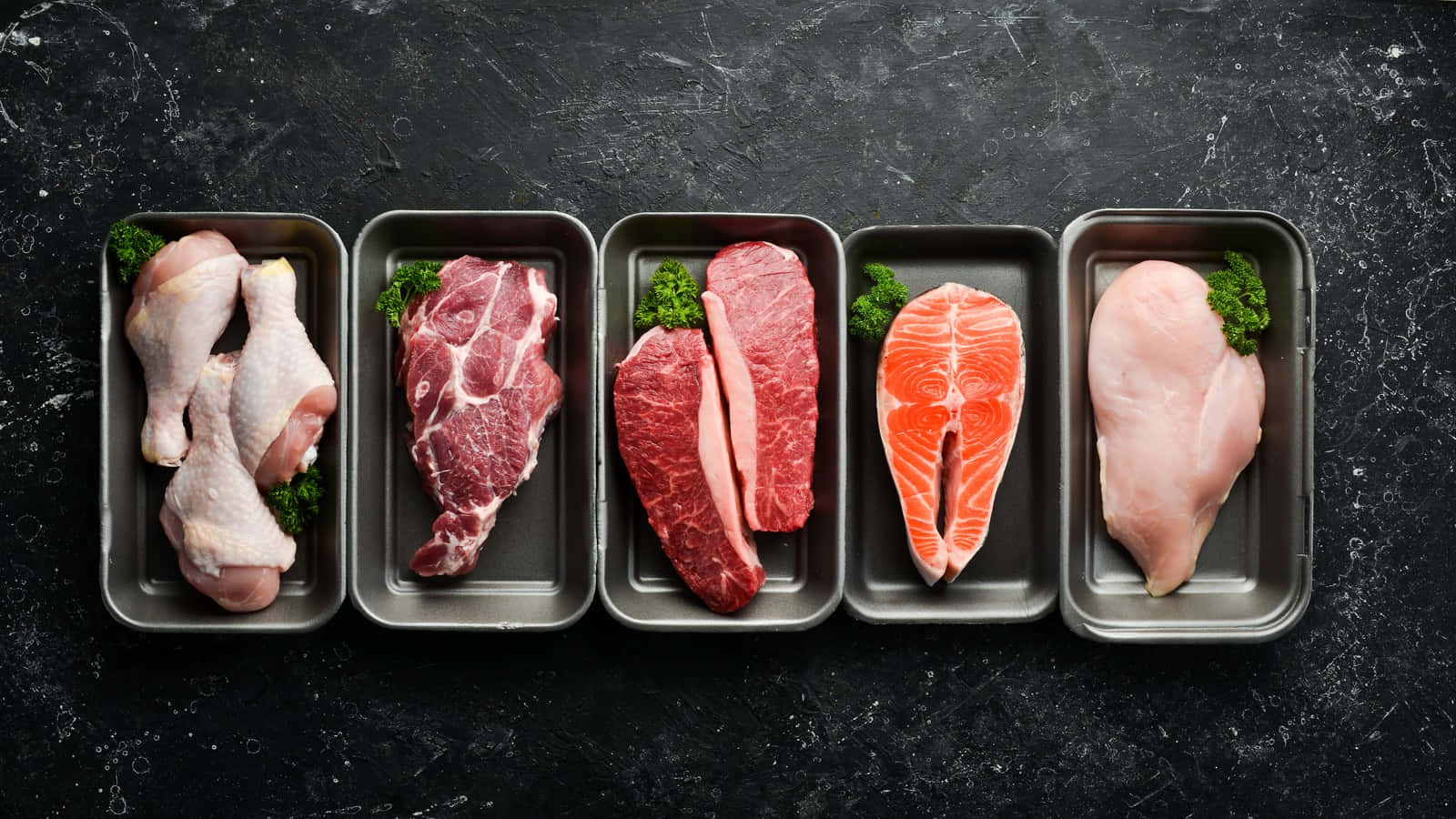 meat 桌布 壁紙 — 五個金屬托盤盛載生雞腿、豬扒、牛扒、三文魚柳和雞胸肉，背景為深色有紋理。