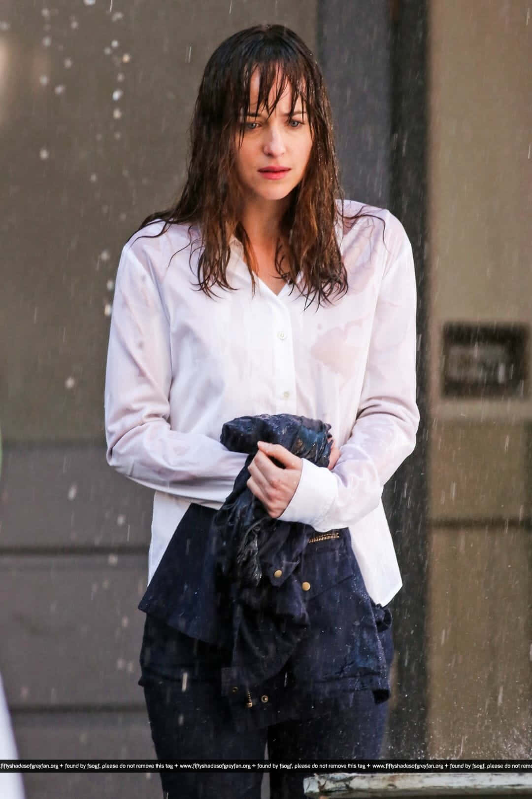 雨中的女人抱著濕夾克
