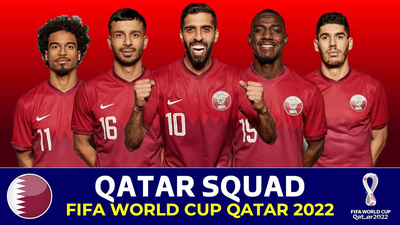Qatar 桌布 壁紙 — 五名微笑的卡塔爾國家足球隊球員身穿紅色球衣，在帶有賽事品牌的鮮紅色背景前自信地擺姿勢。