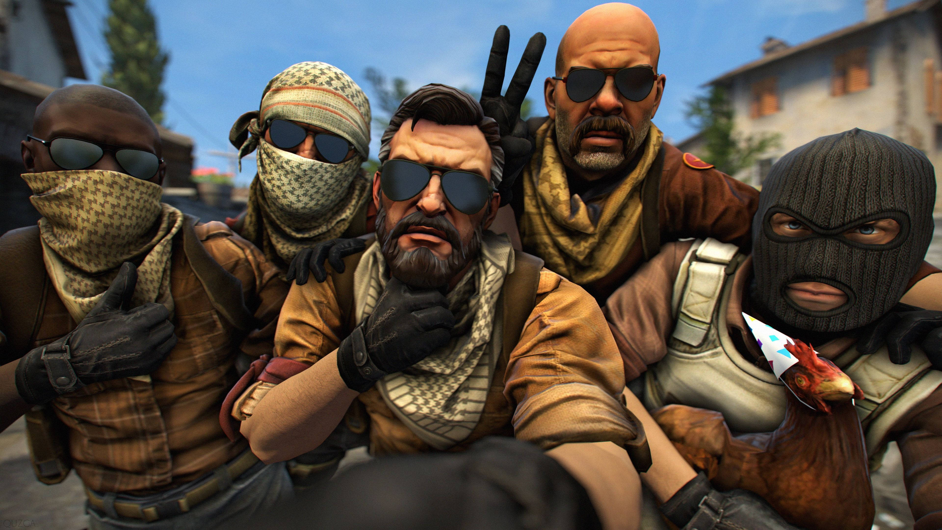 Goofy Elite Crew 4K CS:GO 壁紙 — 五名戴著面具的僱傭兵身穿戰術裝備，在陽光明媚的城市小巷中自信地與一隻雞合影。