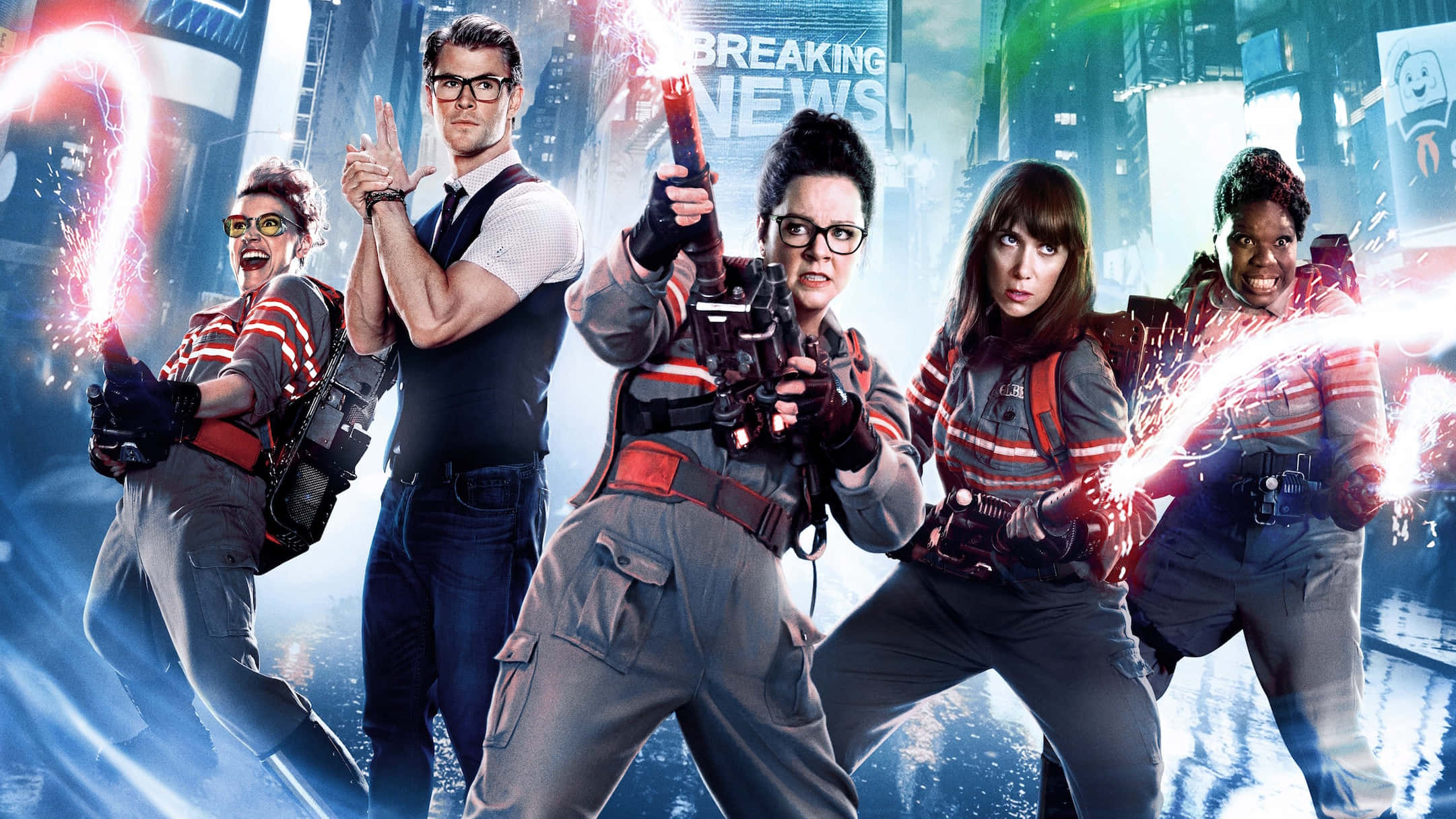 Ghostbusters 桌布 壁紙 — 五名捉鬼敢死隊身穿標誌性裝備，手持質子背包，在霓虹燈點亮的城市背景下發射明亮的能量光束。