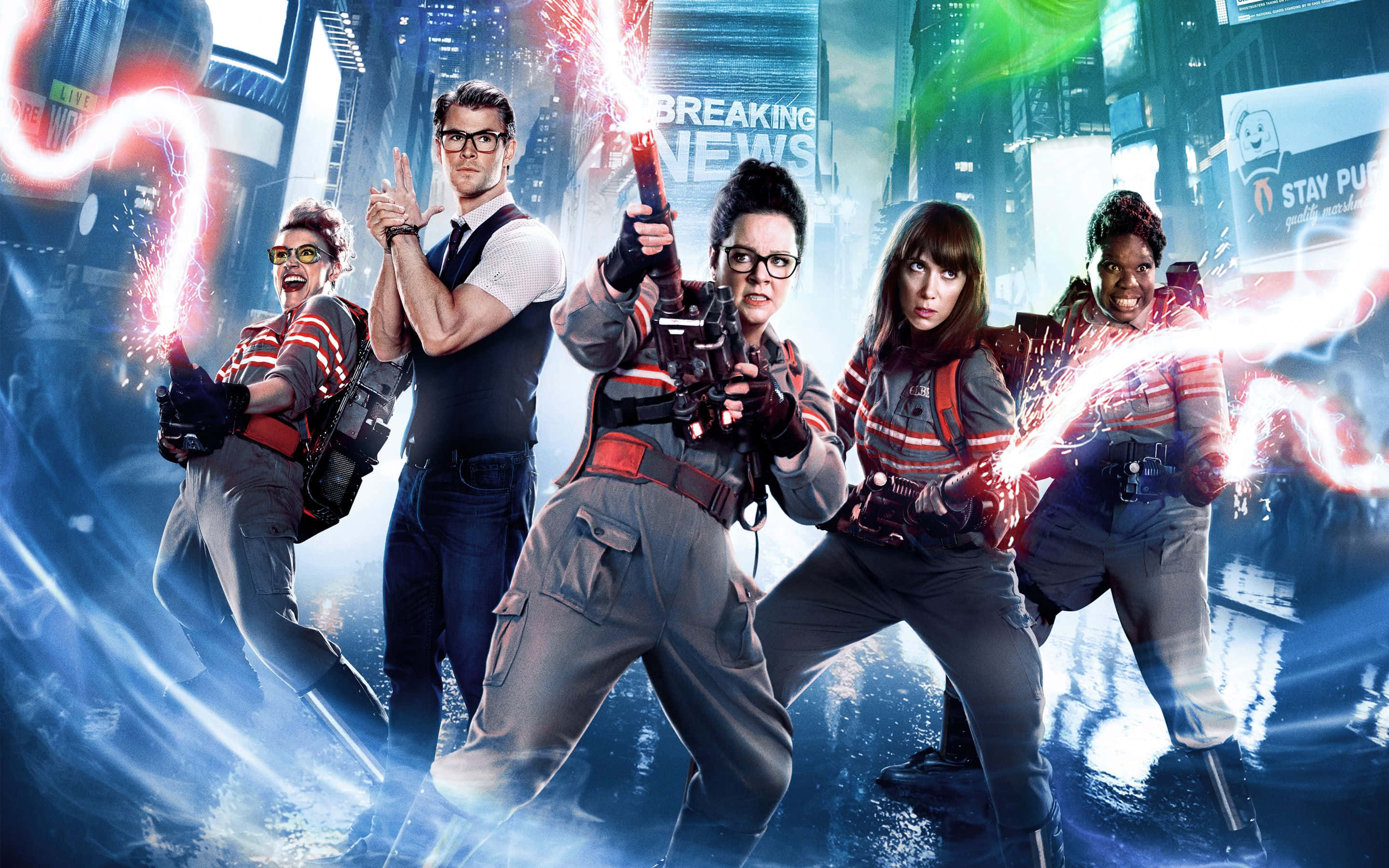 Ghostbusters 桌布 壁紙 — 五名捉鬼敢死隊身穿標誌性裝備，手持質子背包在城市景觀中發射能量光束，四周霓虹閃爍。
