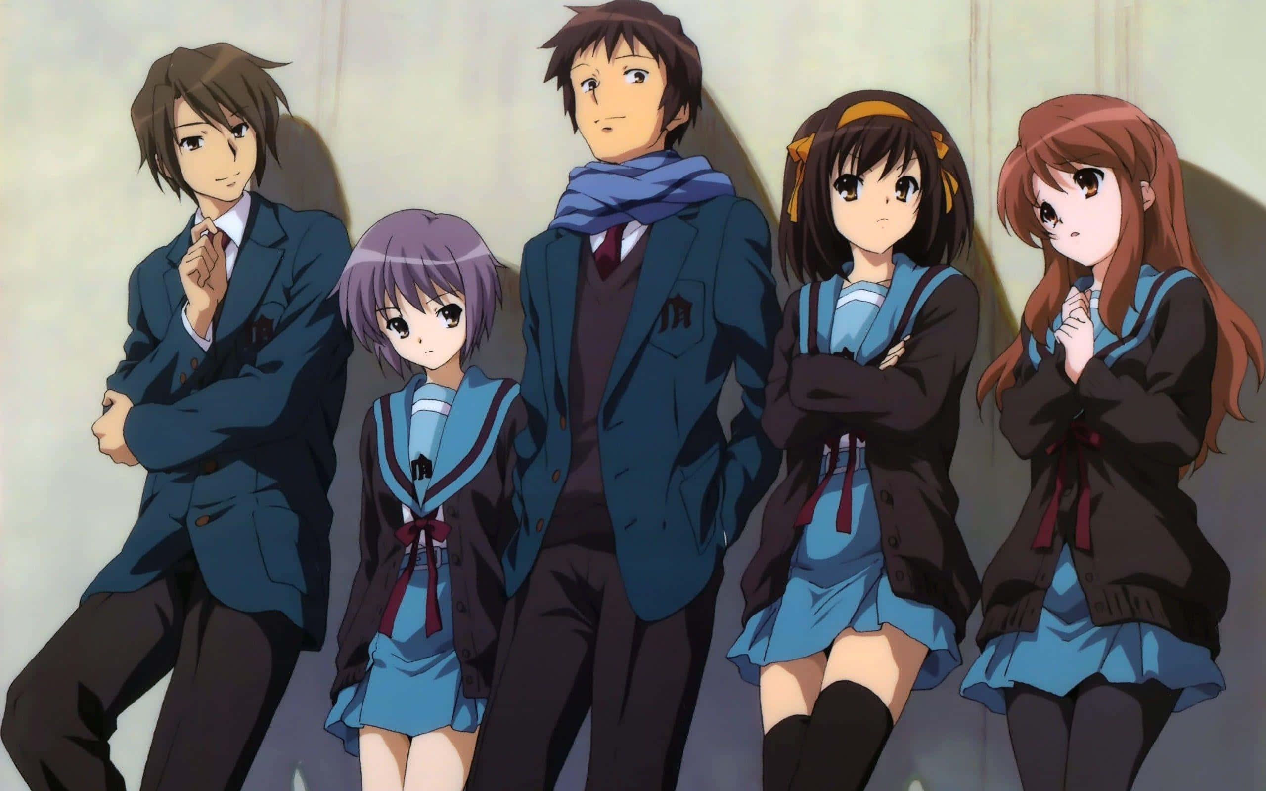 Yuki Nagato 桌布 壁紙 — 五名穿著校服的動漫學生一起站在素牆前，光線柔和，陰影細膩。