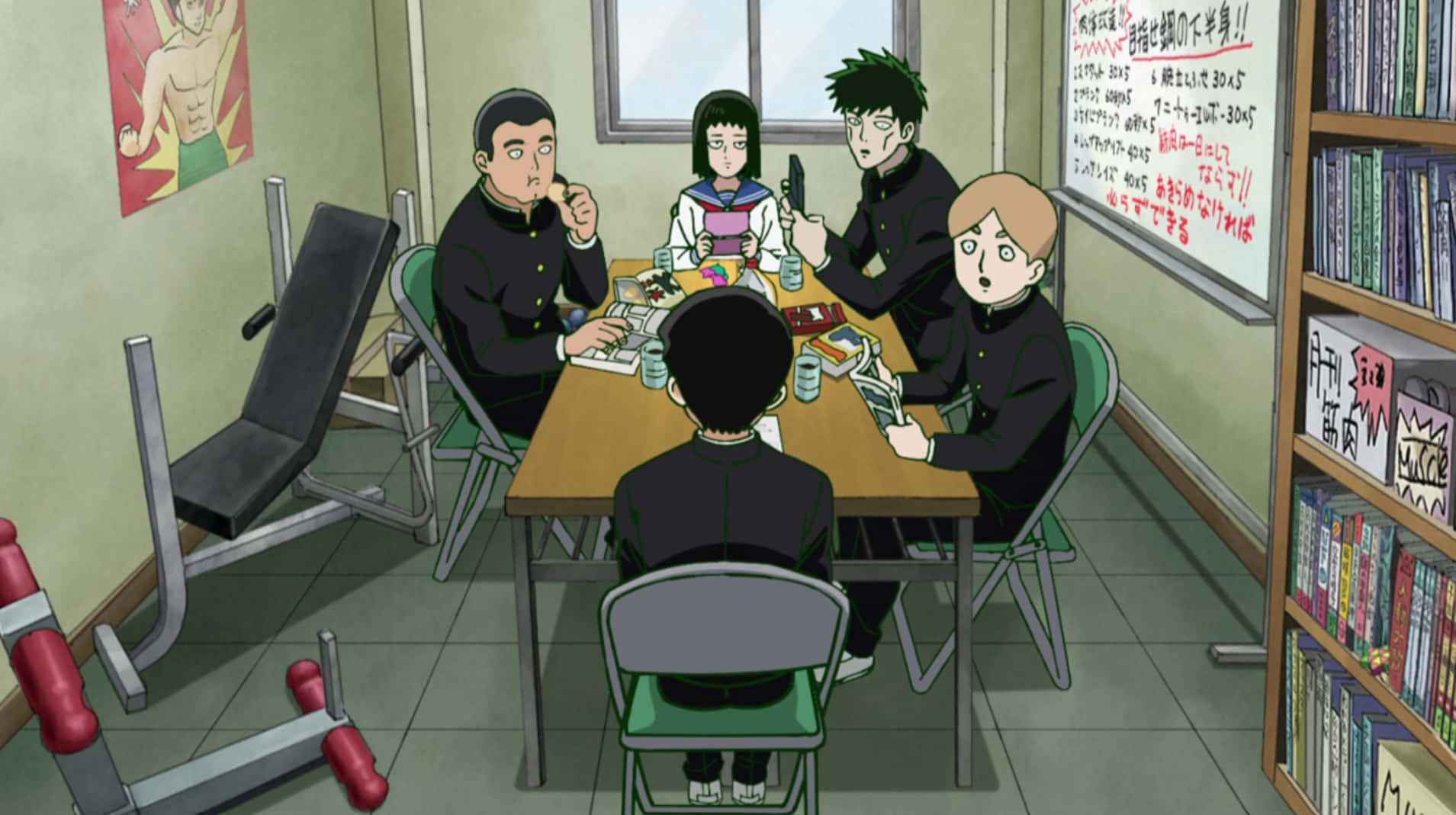 Tome Kurata 桌布 壁紙 — 五名穿著校服的動漫學生聚集在一張桌子周圍，房間裡堆滿了書籍和健身器材。