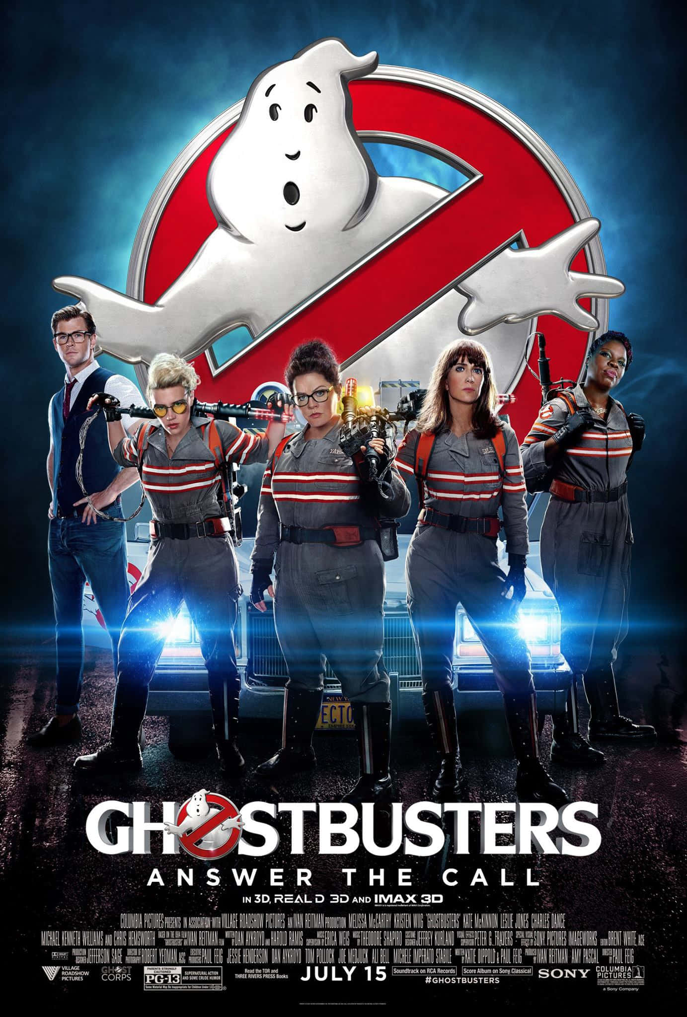 Ghostbusters 桌布 壁紙 — 五名穿著灰色制服的捉鬼敢死隊自信地站在他們標誌性的藍色汽車前，上方是發光的紅色鬼魂標誌。