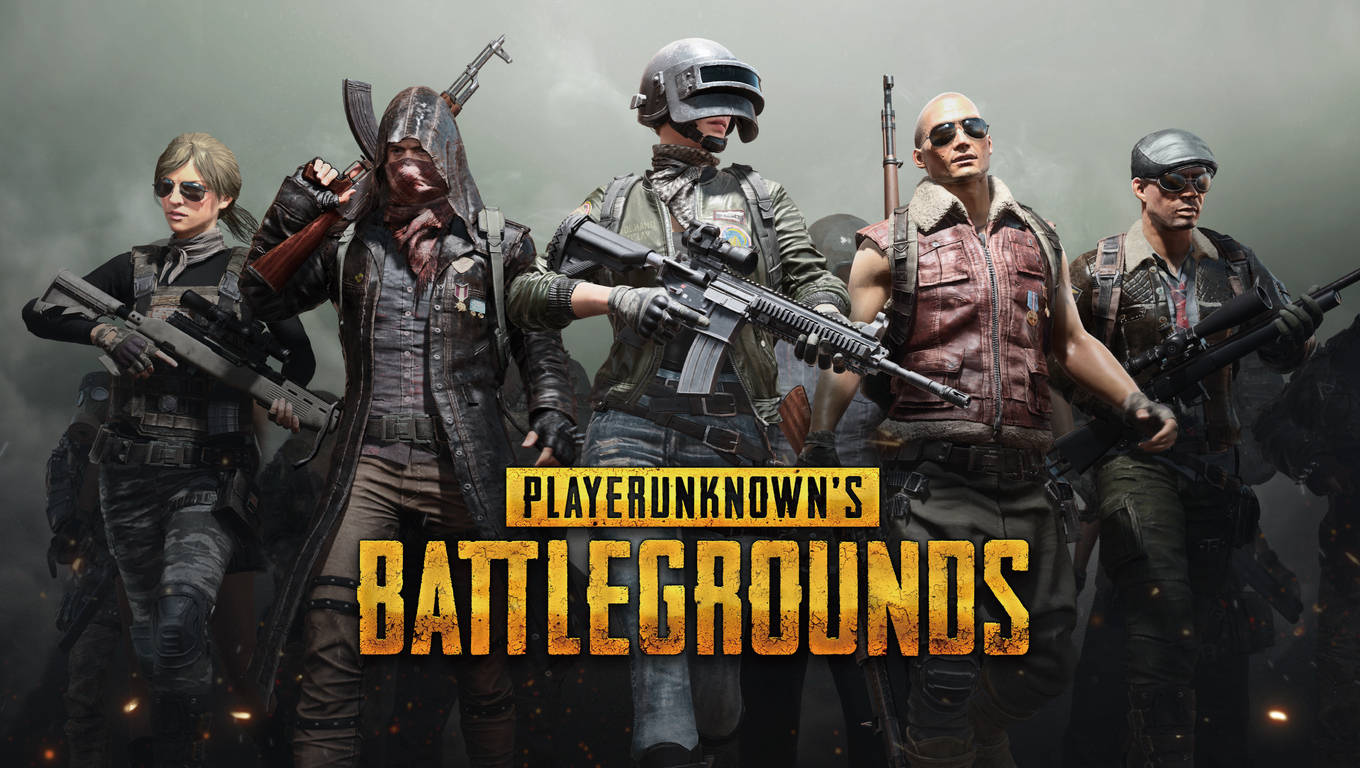 Pubg Logo 桌布 壁紙 — 五名身穿戰術裝備的武裝士兵站在煙霧瀰漫的戰場上，PUBG 標誌在他們下方發光。