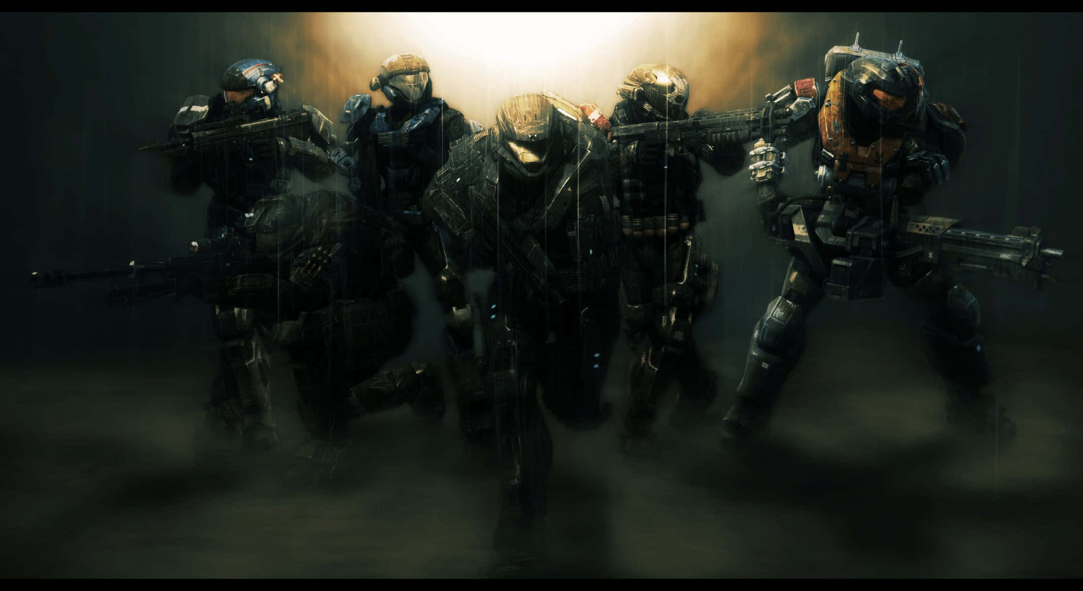 Halo Spartans 桌布 壁紙 — 五名身穿未來裝備的裝甲士兵在發光的光線下穿過雨和煙霧前進。