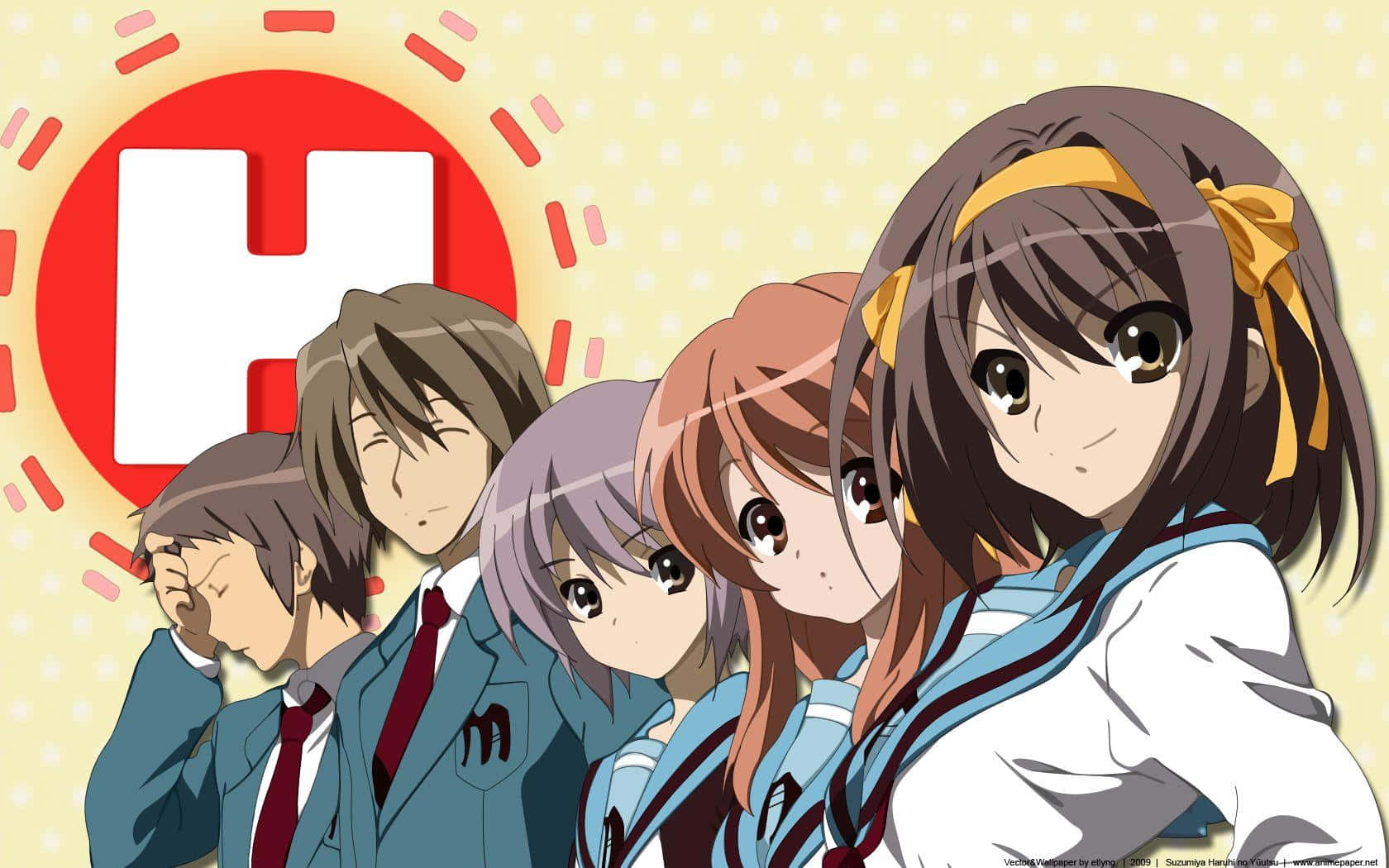 The Melancholy Of Haruhi Suzumiya 桌布 壁紙 — 五名身穿校服的動漫學生在明亮的黃色背景和紅色「H」標誌前愉快地擺姿勢。