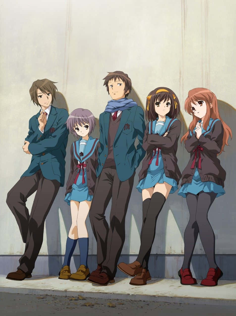 Kyon 桌布 壁紙 — 五名身穿校服的動漫學生靠在一面素牆上，午後斜陽投下柔和陰影。