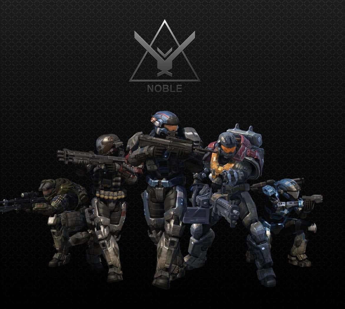 Noble Team 桌布 壁紙 — 五名身穿裝甲的士兵以戰鬥姿態手持武器，位於深色紋理背景上的「NOBLE」徽章下方。