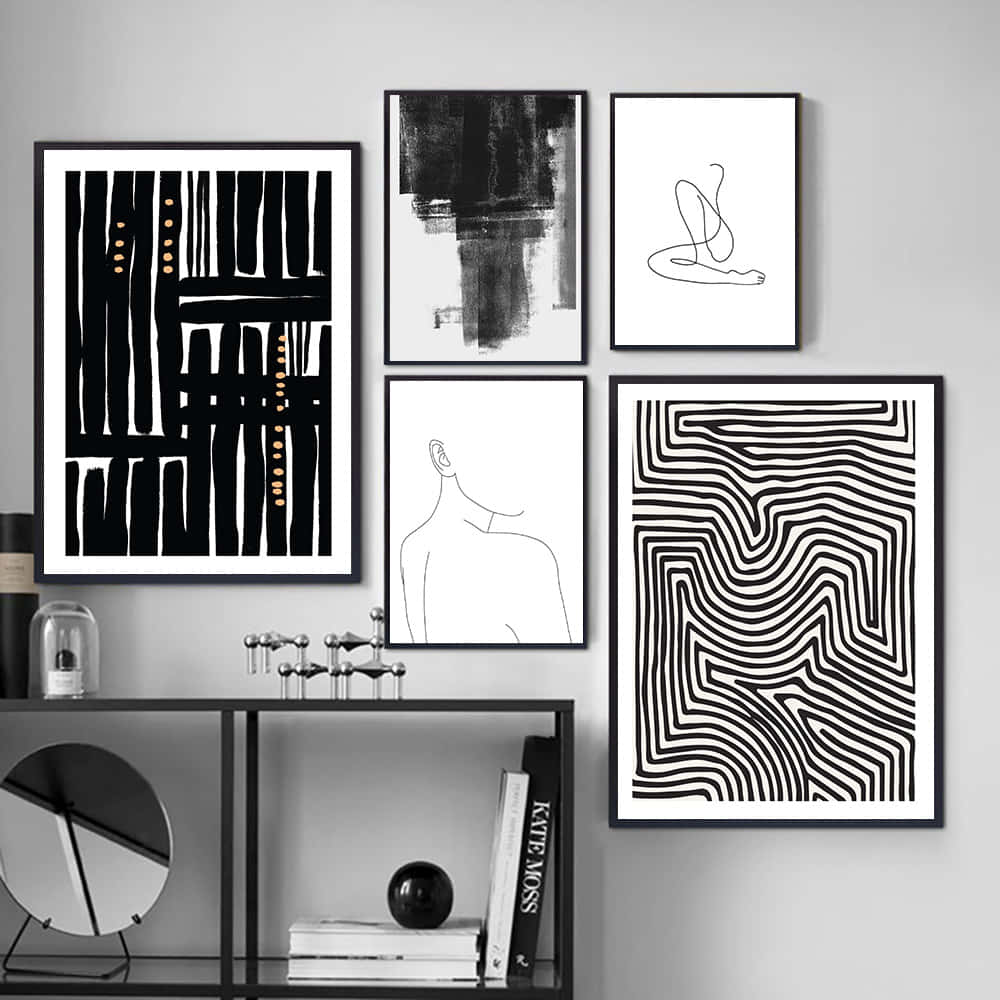 Black And White Drawings 桌布 壁紙 — 五幅極簡黑白抽象藝術印刷品掛在灰色牆上，下方是一個現代黑色層架，上面有書籍和裝飾品。