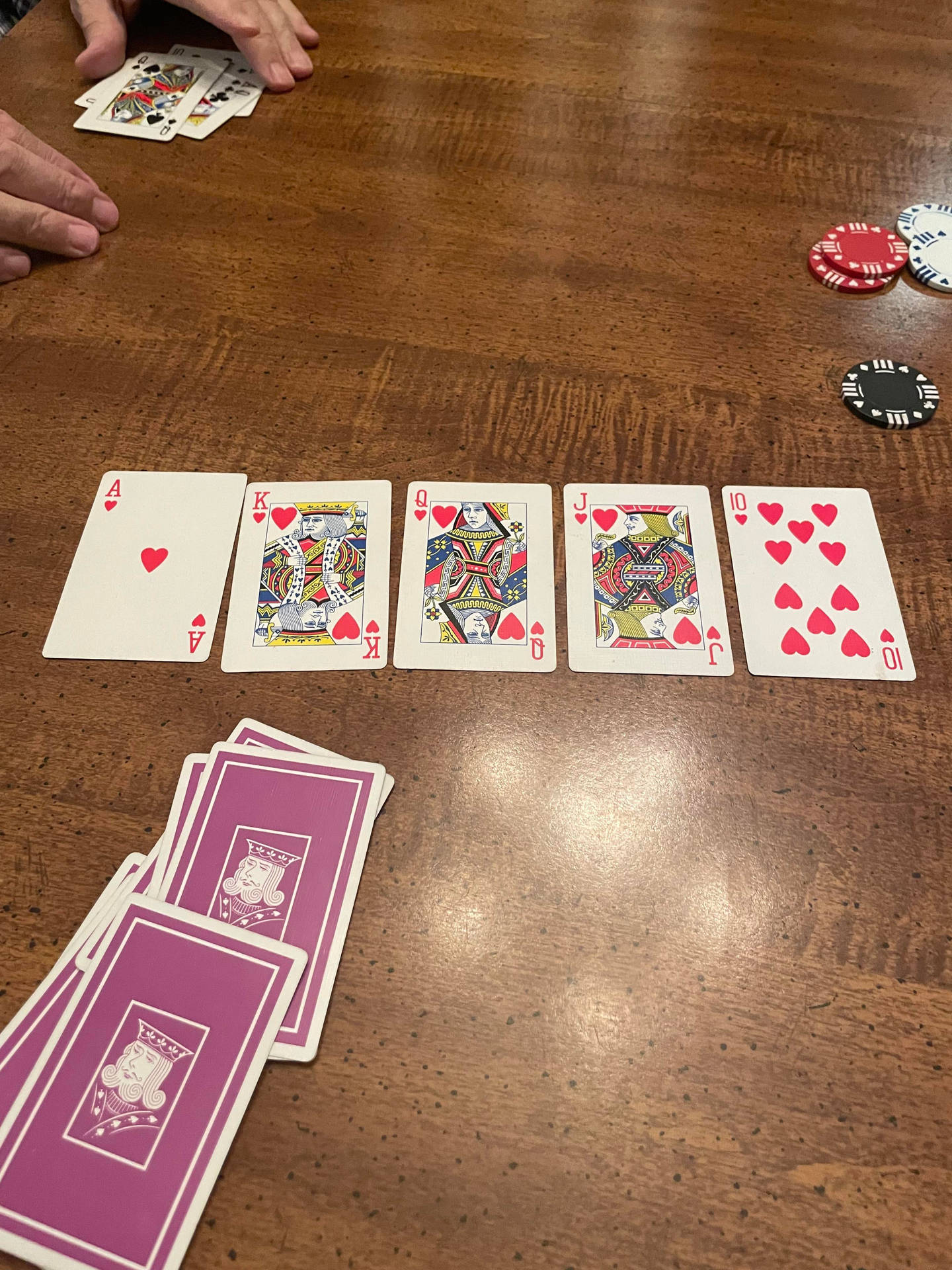 遊戲期間木桌上的撲克牌和籌碼。
