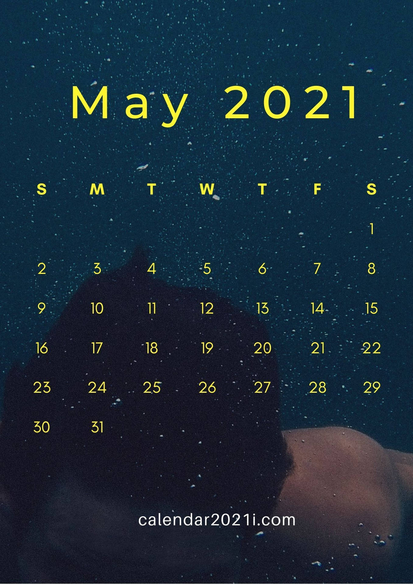 2021年5月的水下日曆，黃色文字覆蓋在一個人的肩膀和頭部上。