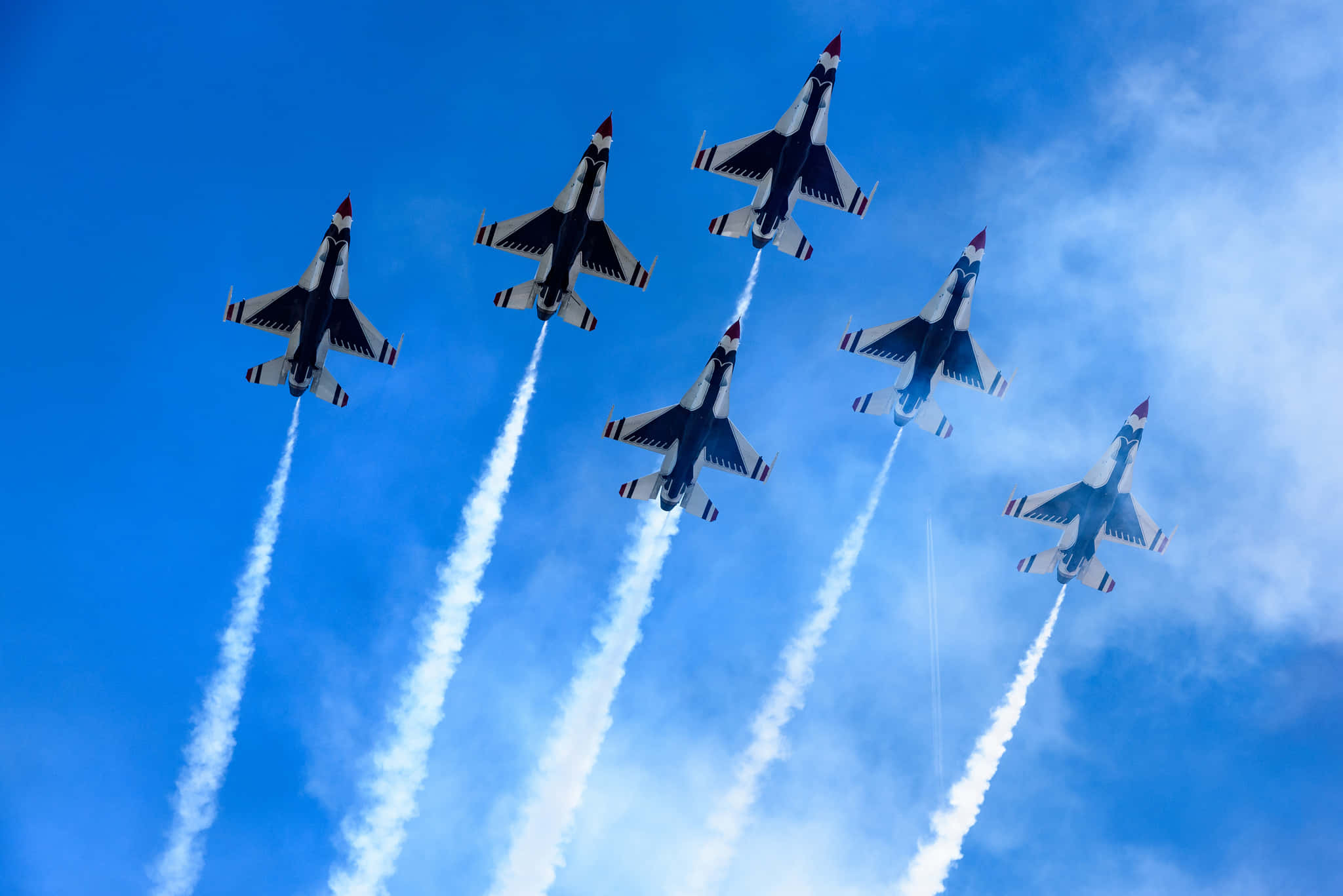 空軍 桌布 壁紙 — 五架戰鬥機在明亮的藍天下以緊密編隊飛行，留下白色煙跡。
