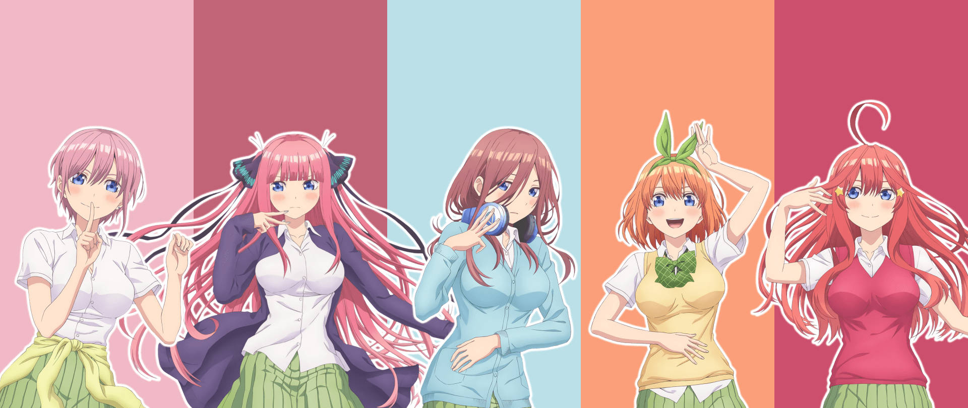 五等分的新娘 中野梓 壁紙 — 五個穿著校服的動畫女孩在粉彩垂直條紋背景下擺出俏皮的姿勢，表情和髮型各異。