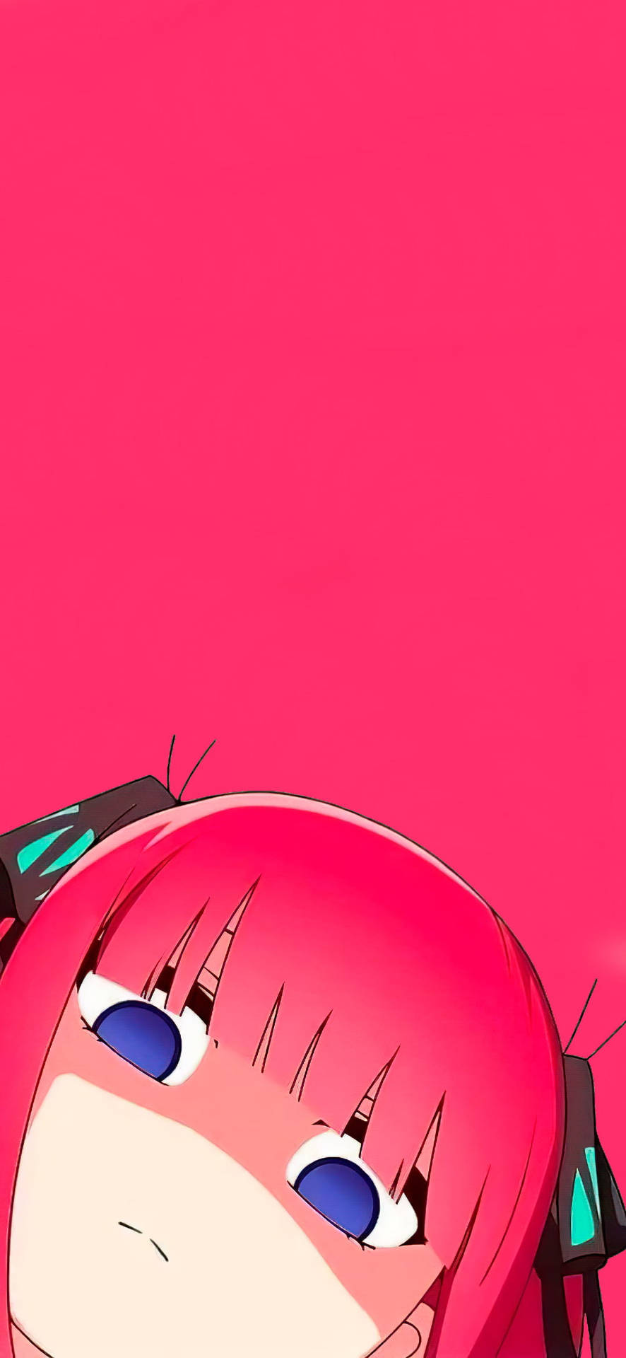 《五等分的新娘》二乃 Nakano 粉紅背景 壁紙 — 一個充滿活力的動漫女孩，粉紅色頭髮和藍色眼睛，從底部向上窺視，背景是純粉紅色。