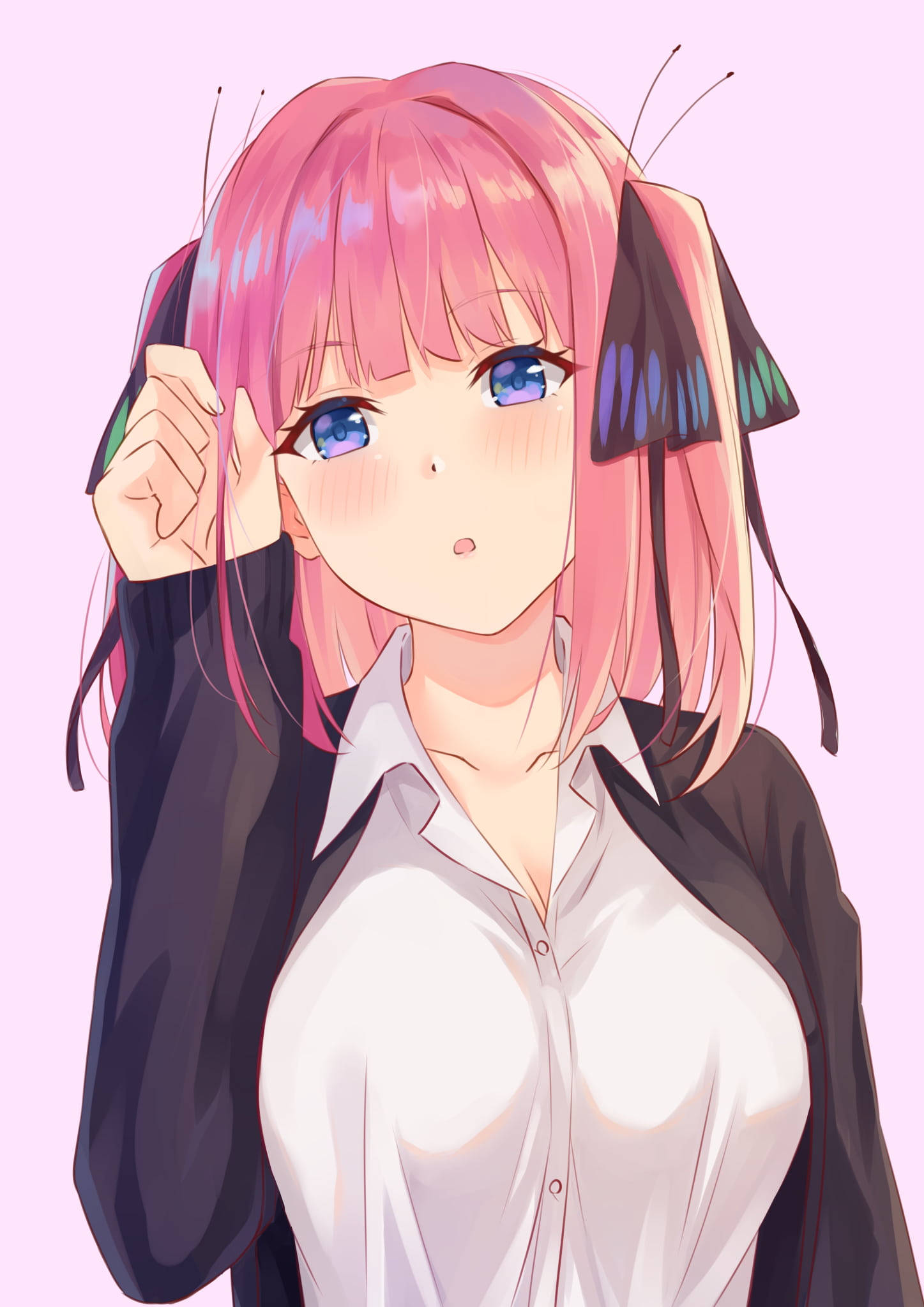 《五等分的新娘》二乃 Nakano 腳步輕柔整理髮絲 壁紙 — 一位粉紅色頭髮、藍色眼睛、戴著蝴蝶耳環的動漫女孩，輕輕地將頭靠在柔和的粉紅色背景上。