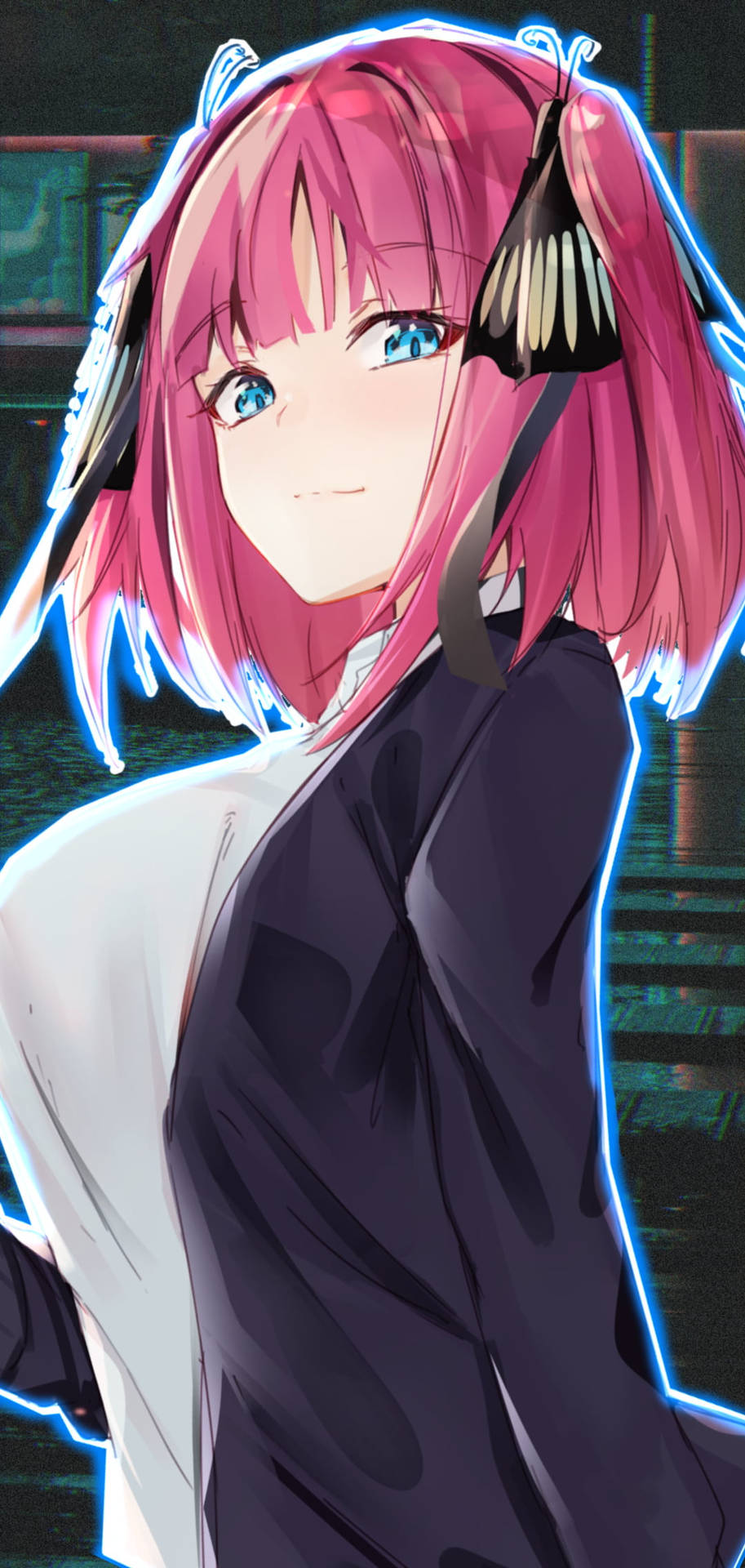 《五等分的新娘》二乃 Nakano 藍色光暈輪廓 壁紙 — 一位粉紅頭髮、藍色眼睛、戴著未來感頭飾的動漫女孩，在霓虹浸染的賽博龐克背景下發光。