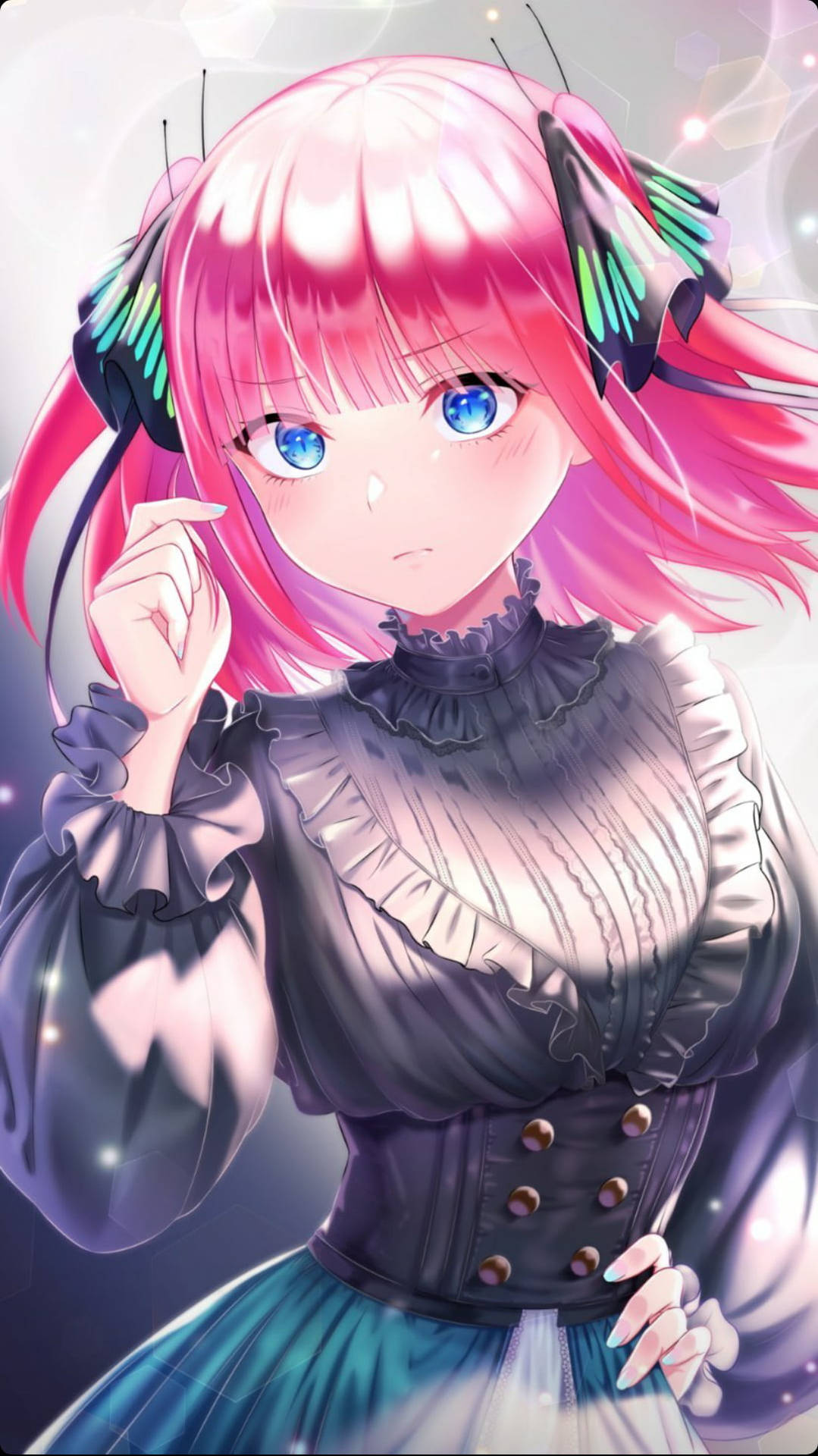 《五等分的新娘》二乃 Nakano 羞澀古裝裙 壁紙 — 一位粉紅色頭髮、藍色眼睛的動漫女孩，戴著耳機，穿著深色荷葉邊連衣裙，站在發光粒子背景前。